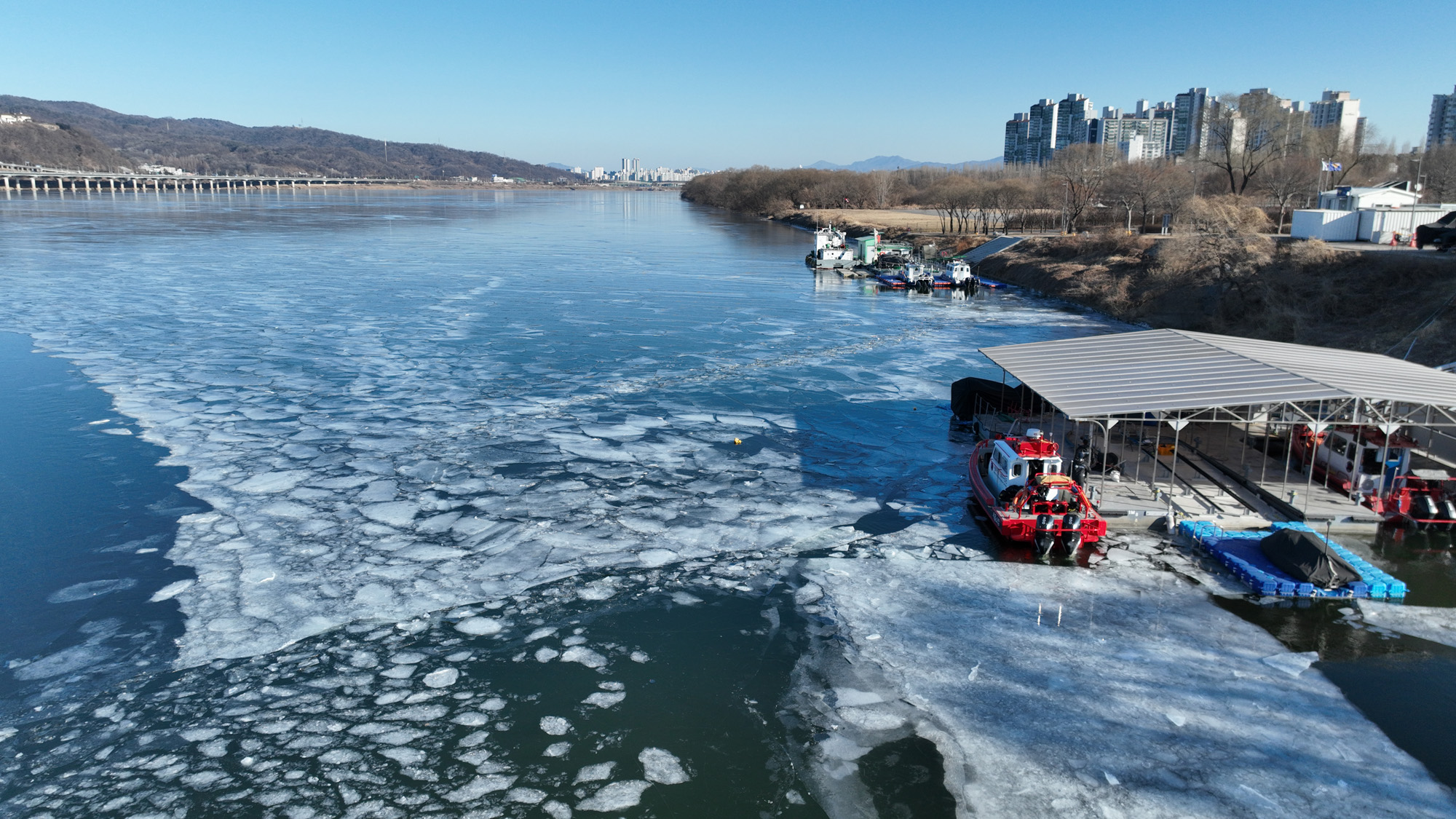 얼어버린 한강;광나루 관공선 광나루 구조대;순찰