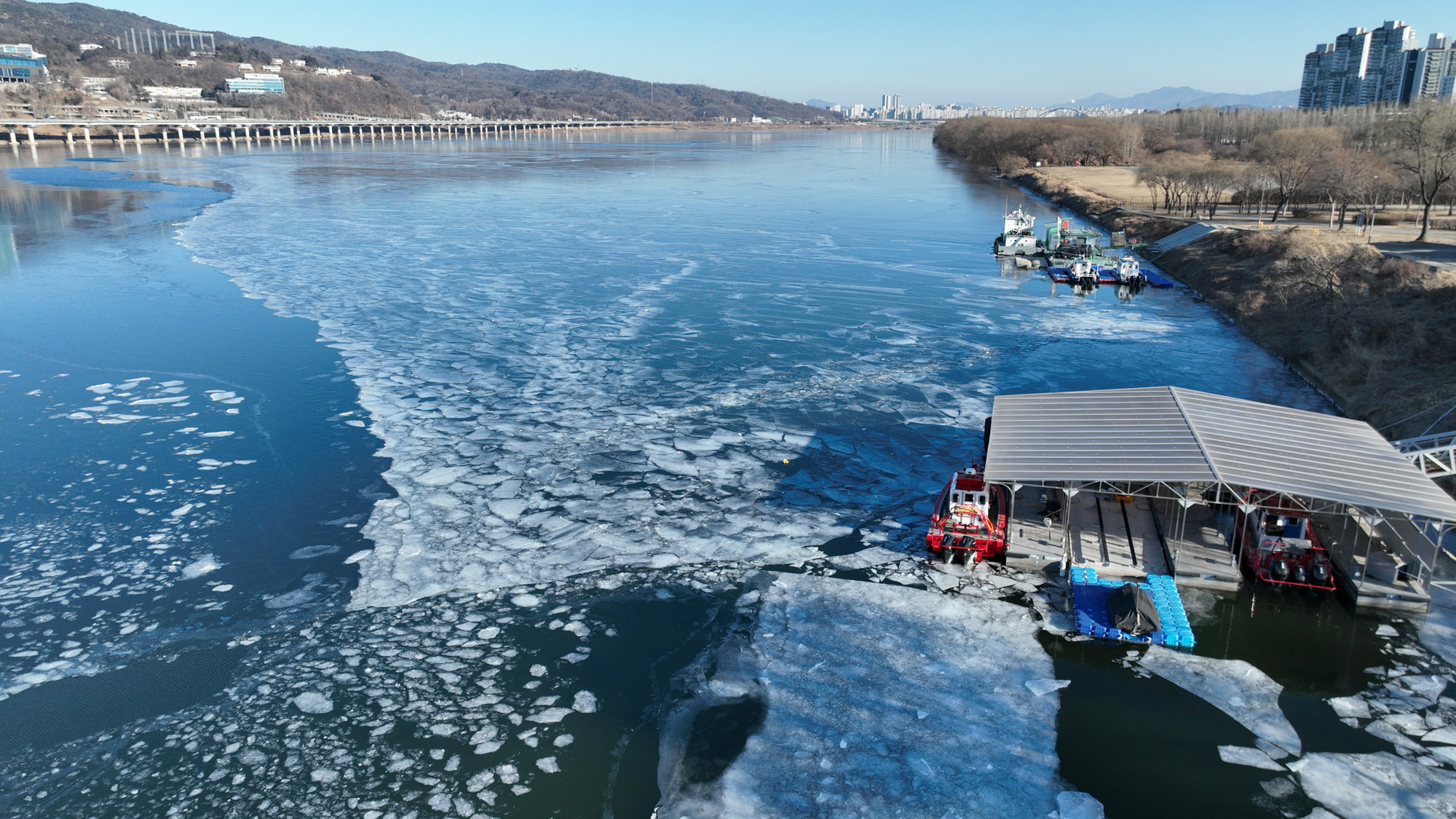 얼어버린 한강;광나루 관공선 광나루 구조대;순찰