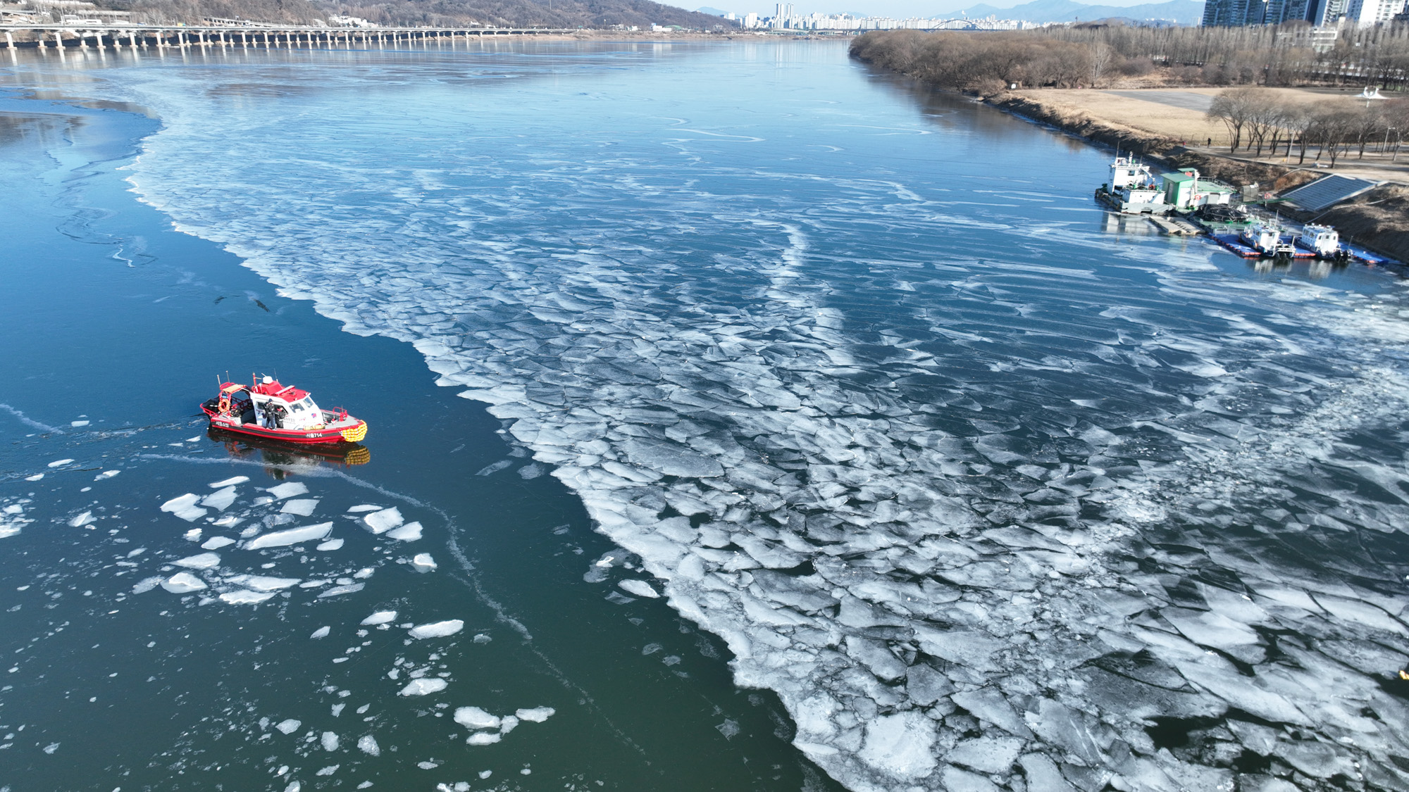 얼어버린 한강;광나루 관공선 광나루 구조대;순찰