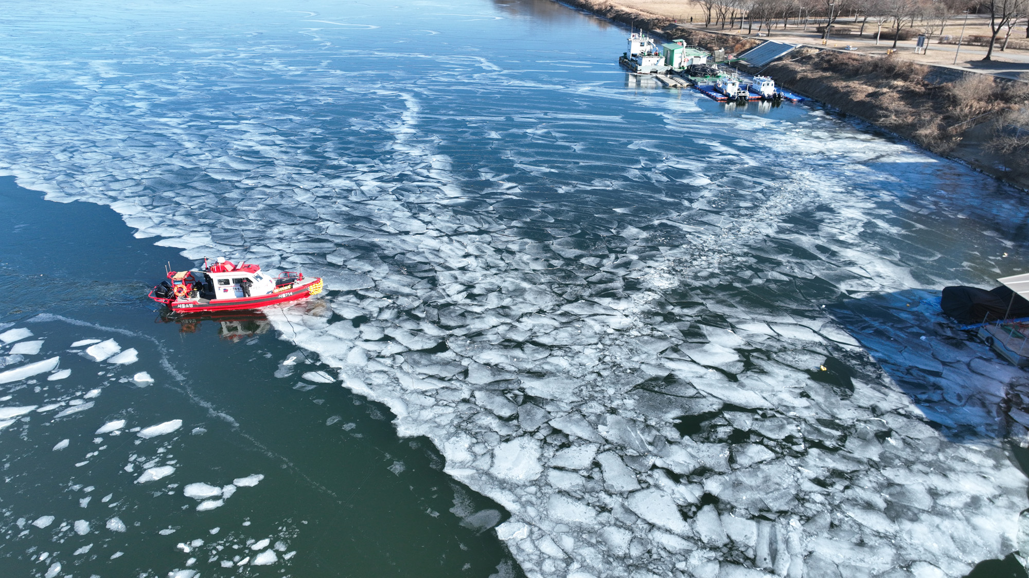 얼어버린 한강;광나루 관공선 광나루 구조대;순찰