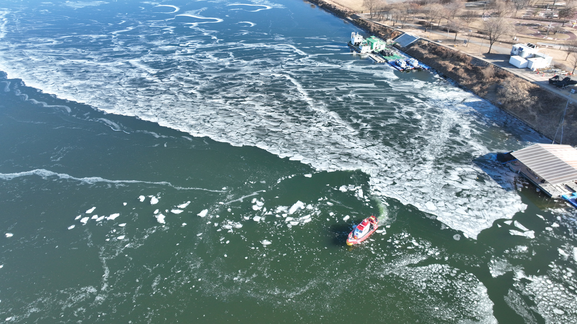 얼어버린 한강;광나루 관공선 광나루 구조대;순찰