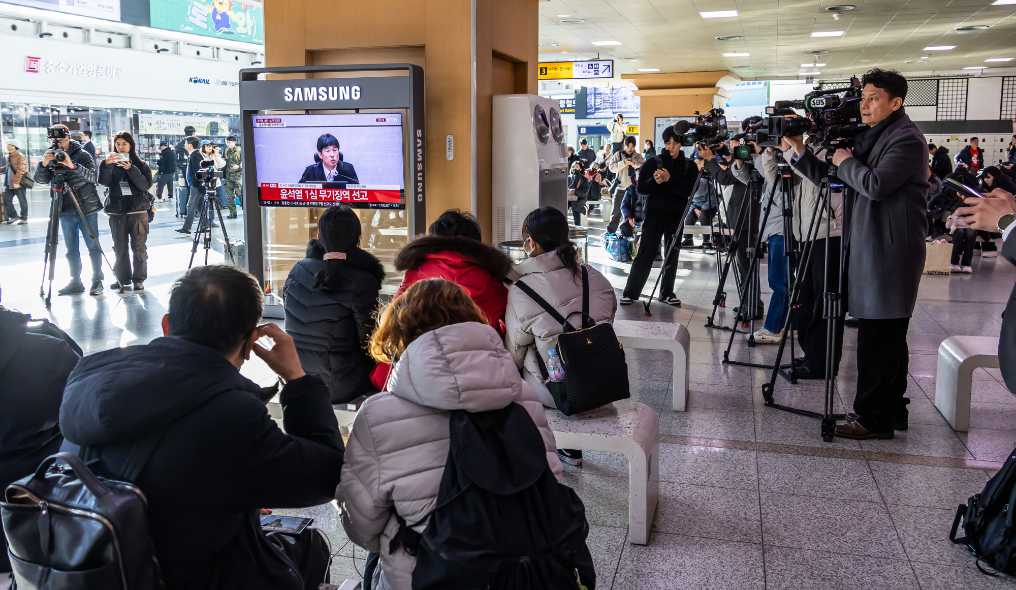 사회;인물;사건사고;윤석열;윤석열내란1심선고;지귀연재판부;서울역TV시청시민들;윤석열내란우두머리선고