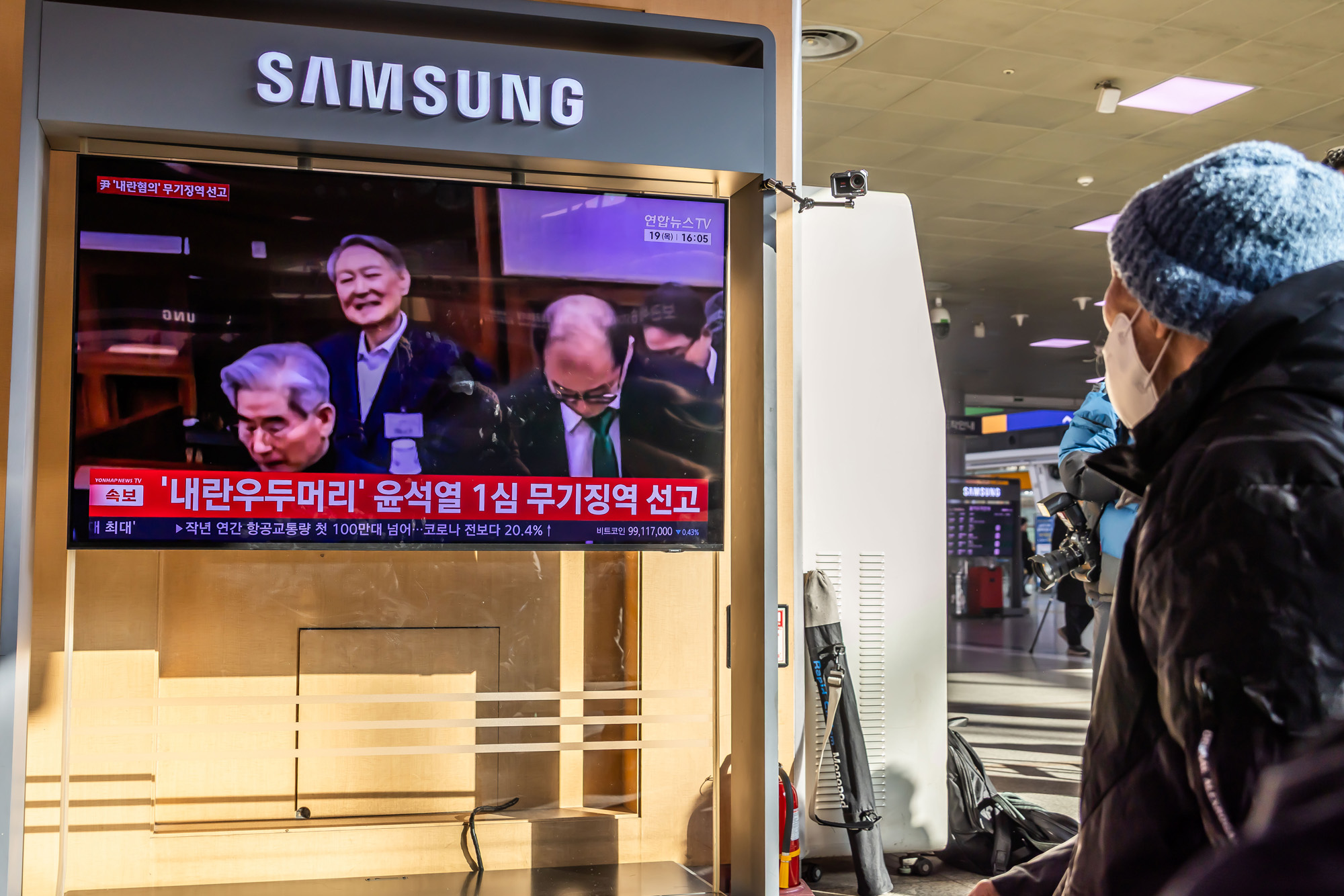 사회;인물;사건사고;윤석열;윤석열내란1심선고;지귀연재판부;서울역TV시청시민들;윤석열내란우두머리선고