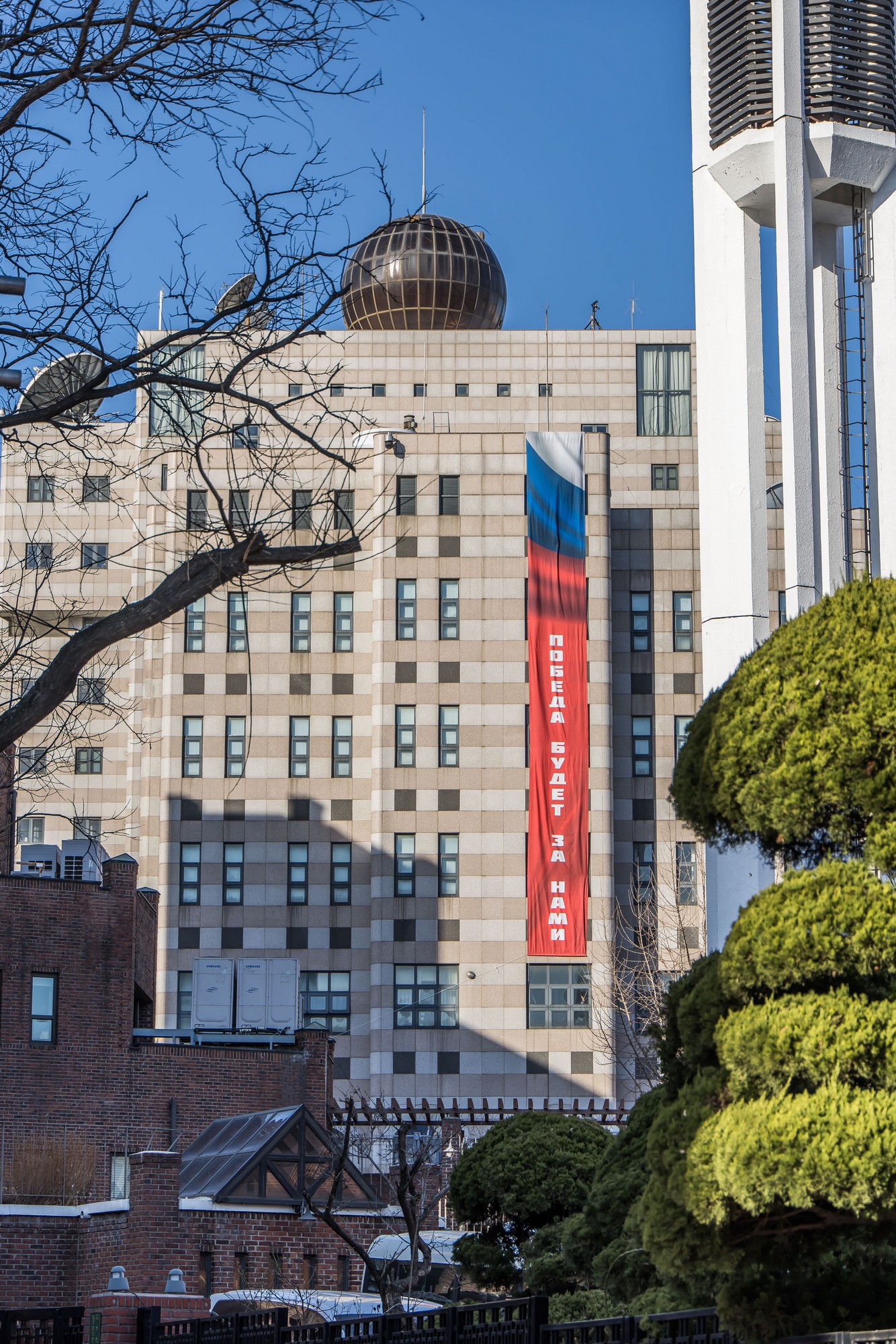 국제;외교;러시아;우크라이나;러우전쟁;러시아우크라이나전쟁;러시아우크라이나침공;러우전쟁4주년;주한러시아대사관;주한러대사관현수막;승리는우리의것이다현수막