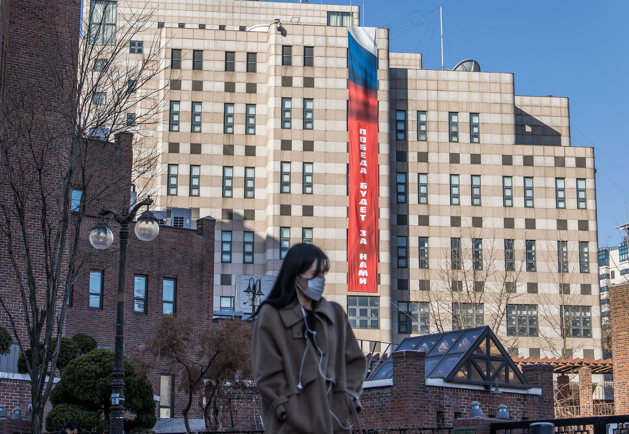 국제;외교;러시아;우크라이나;러우전쟁;러시아우크라이나전쟁;러시아우크라이나침공;러우전쟁4주년;주한러시아대사관;주한러대사관현수막;승리는우리의것이다현수막