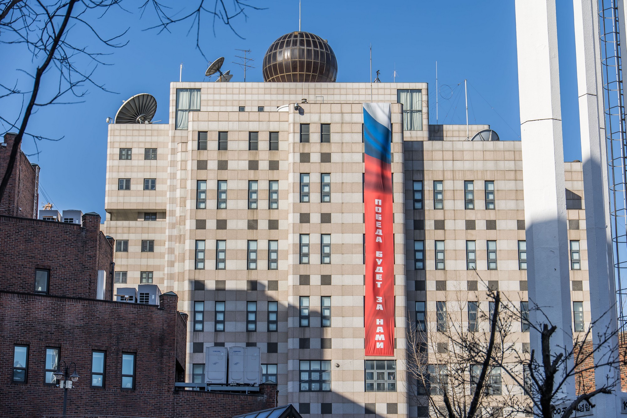 국제;외교;러시아;우크라이나;러우전쟁;러시아우크라이나전쟁;러시아우크라이나침공;러우전쟁4주년;주한러시아대사관;주한러대사관현수막;승리는우리의것이다현수막