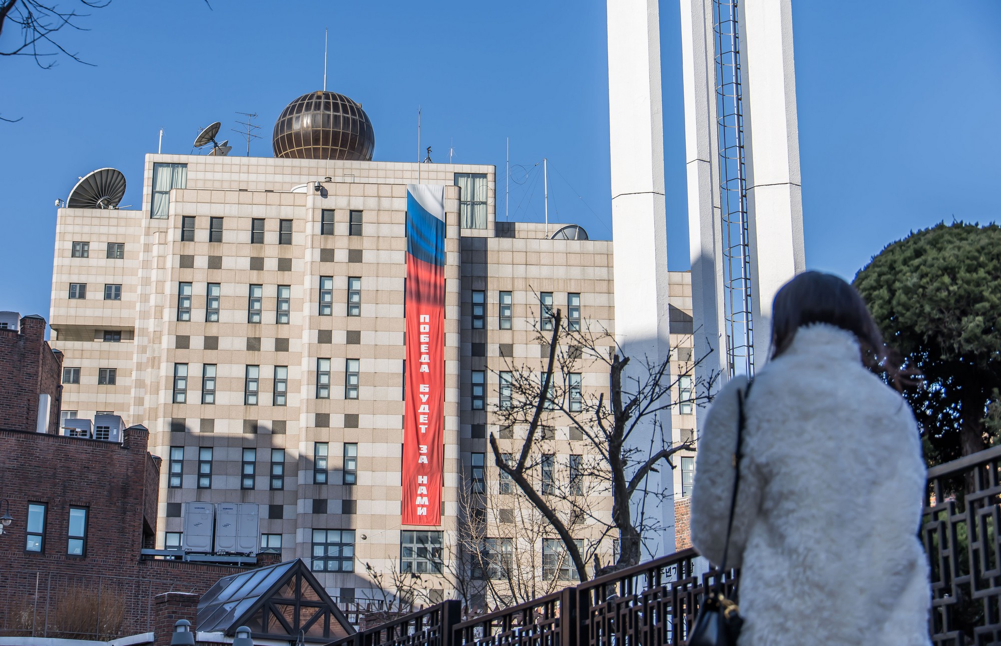 국제;외교;러시아;우크라이나;러우전쟁;러시아우크라이나전쟁;러시아우크라이나침공;러우전쟁4주년;주한러시아대사관;주한러대사관현수막;승리는우리의것이다현수막