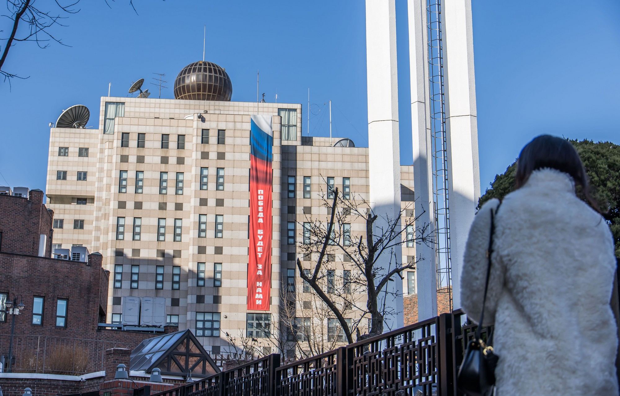 국제;외교;러시아;우크라이나;러우전쟁;러시아우크라이나전쟁;러시아우크라이나침공;러우전쟁4주년;주한러시아대사관;주한러대사관현수막;승리는우리의것이다현수막