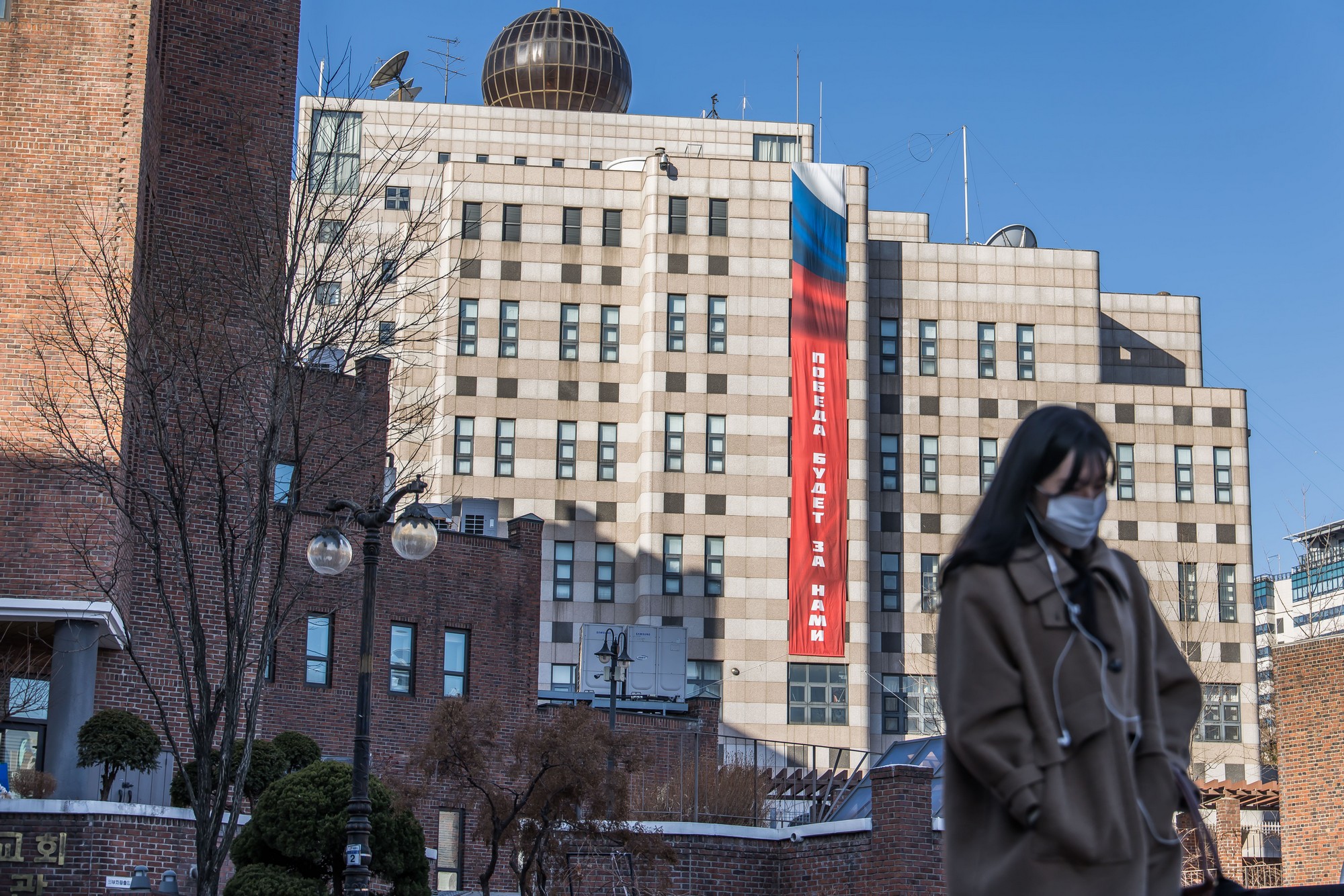 국제;외교;러시아;우크라이나;러우전쟁;러시아우크라이나전쟁;러시아우크라이나침공;러우전쟁4주년;주한러시아대사관;주한러대사관현수막;승리는우리의것이다현수막