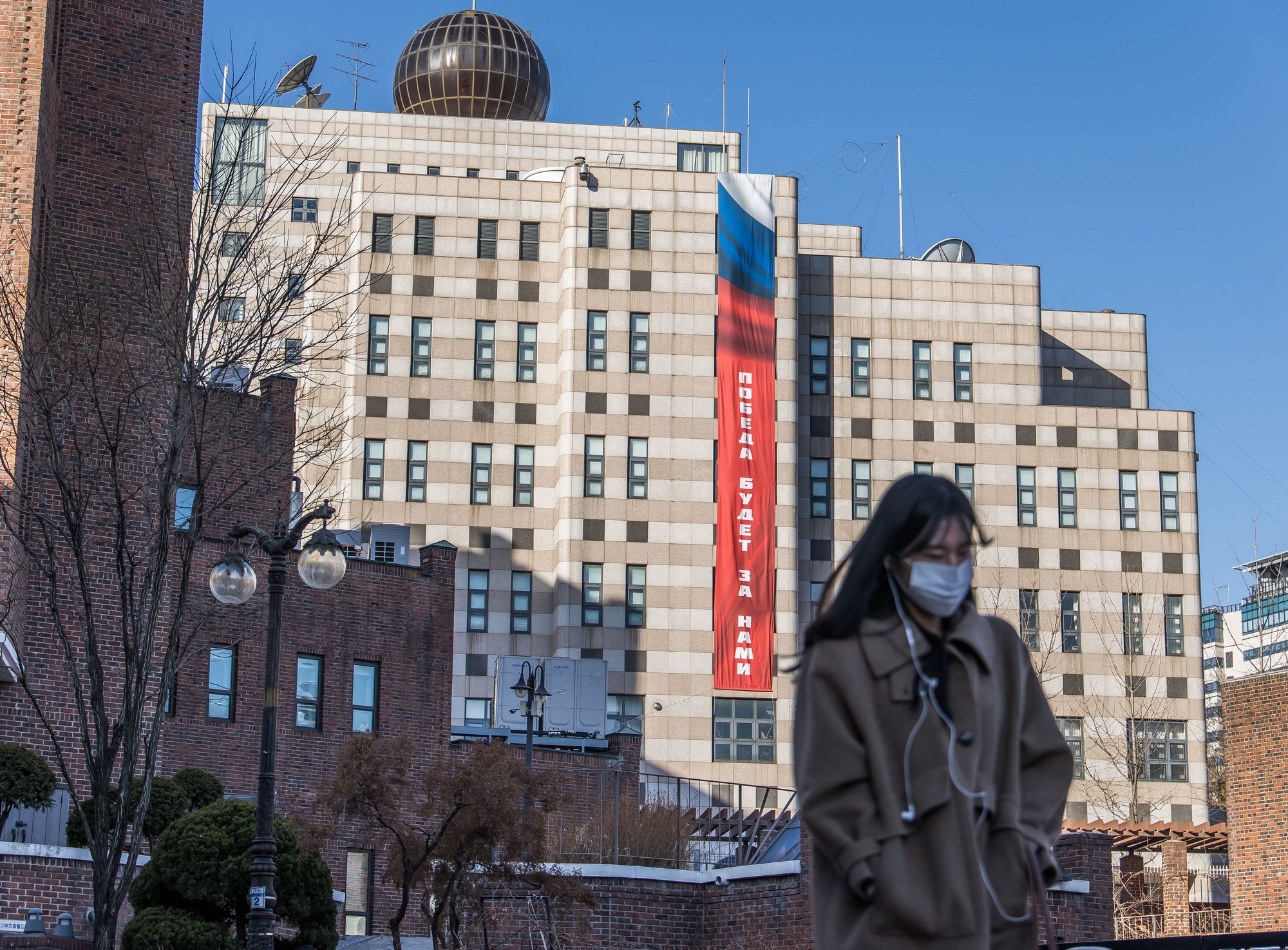 국제;외교;러시아;우크라이나;러우전쟁;러시아우크라이나전쟁;러시아우크라이나침공;러우전쟁4주년;주한러시아대사관;주한러대사관현수막;승리는우리의것이다현수막