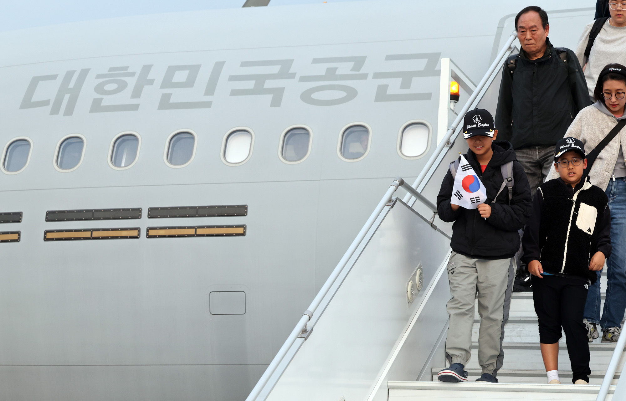 중동;교민;귀국;사막의 빛