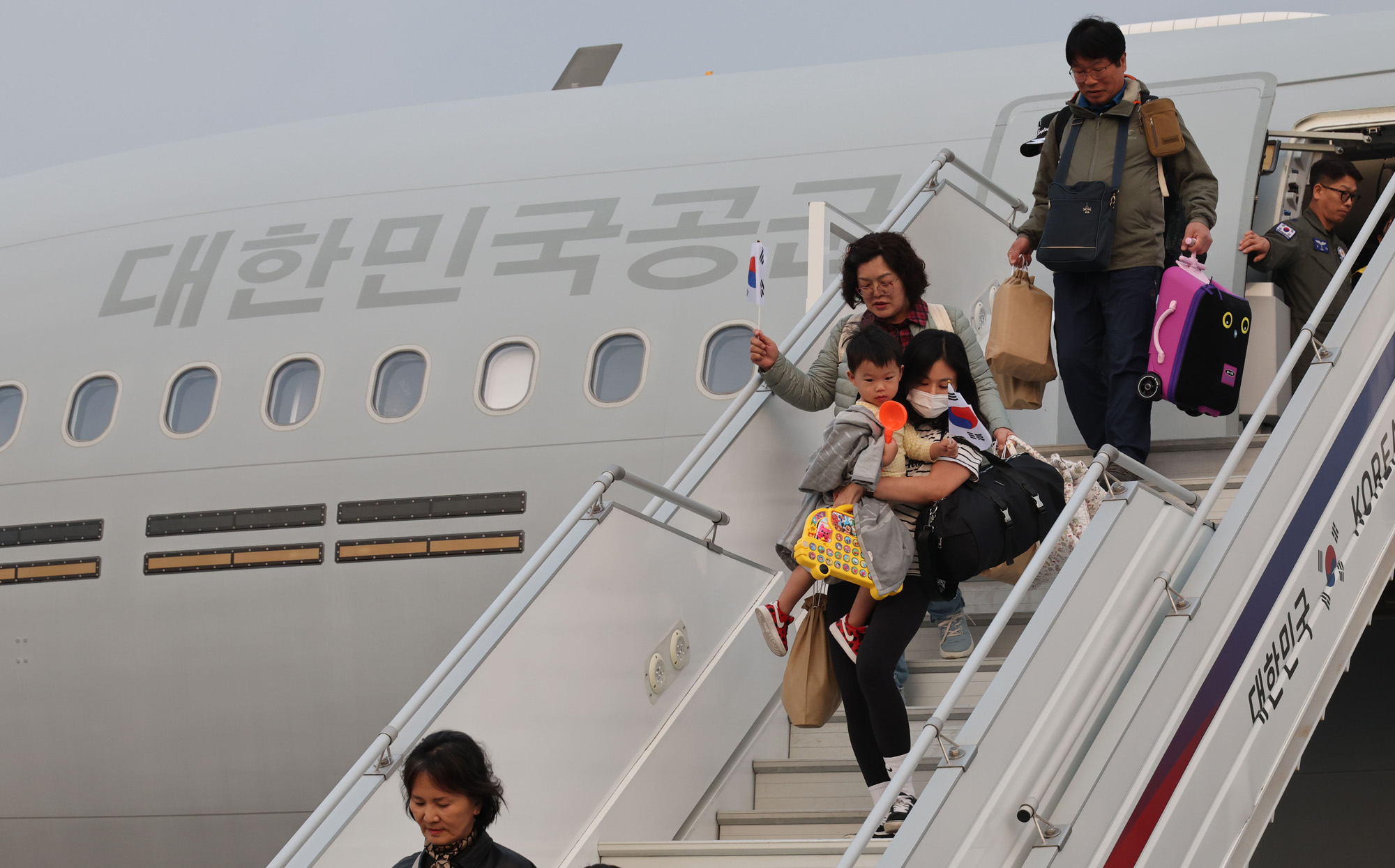 중동;교민;귀국;사막의 빛