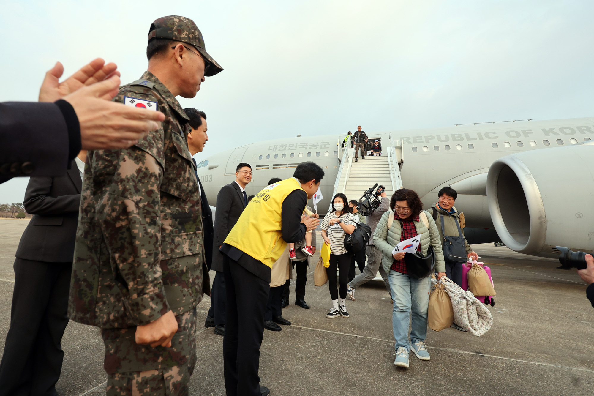 중동;교민;귀국;사막의 빛