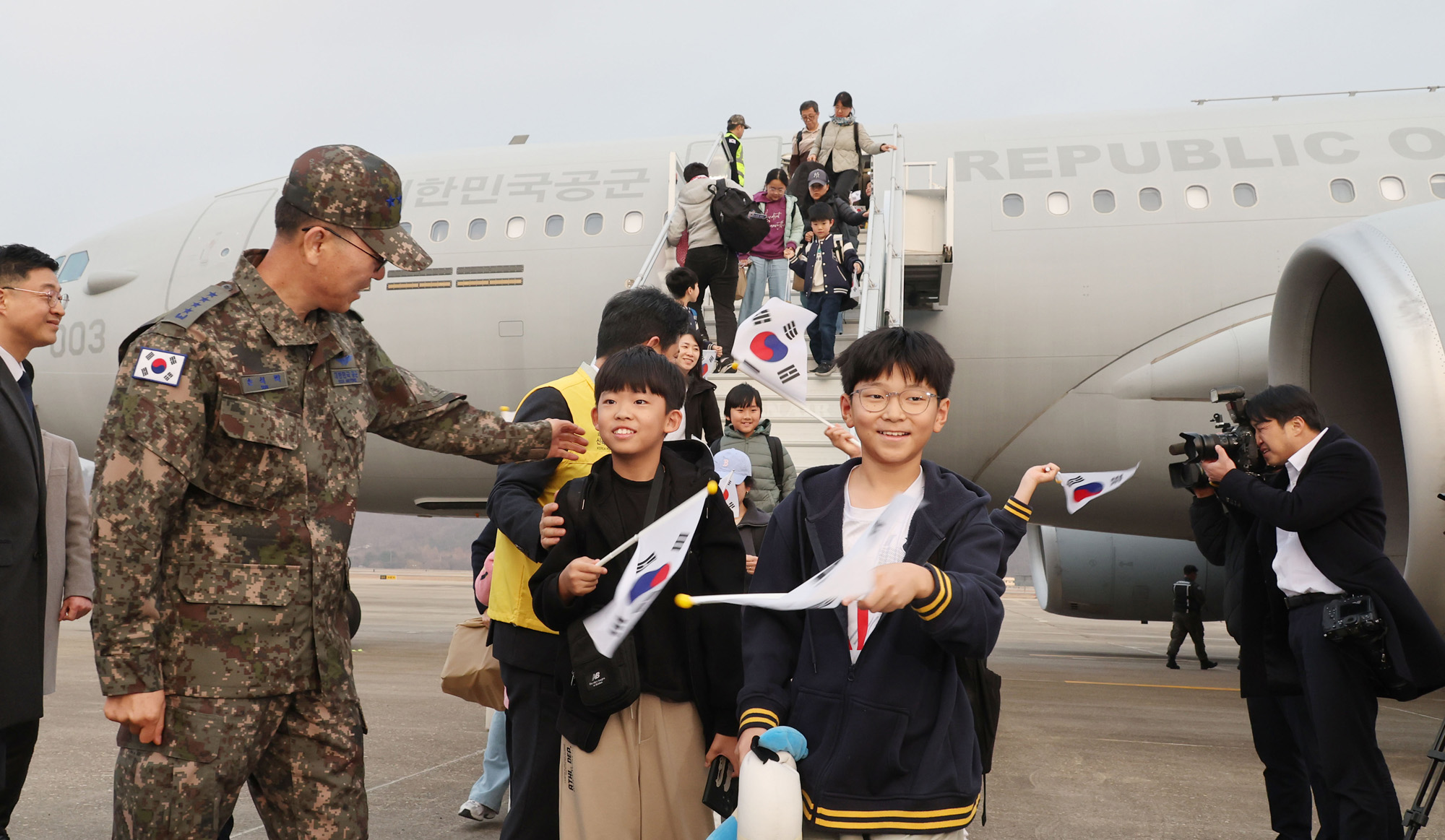 중동;교민;귀국;사막의 빛