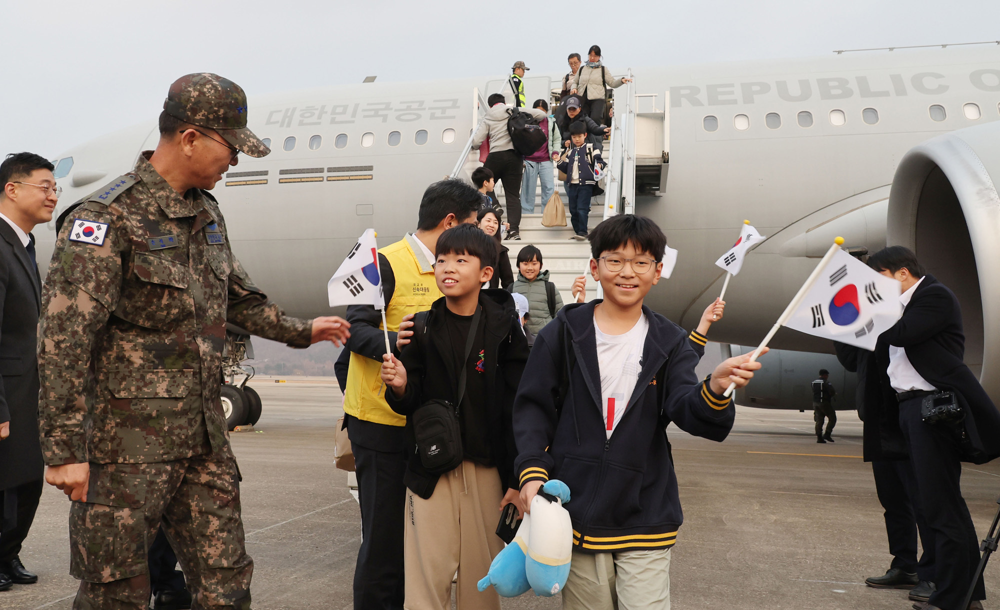 중동;교민;귀국;사막의 빛