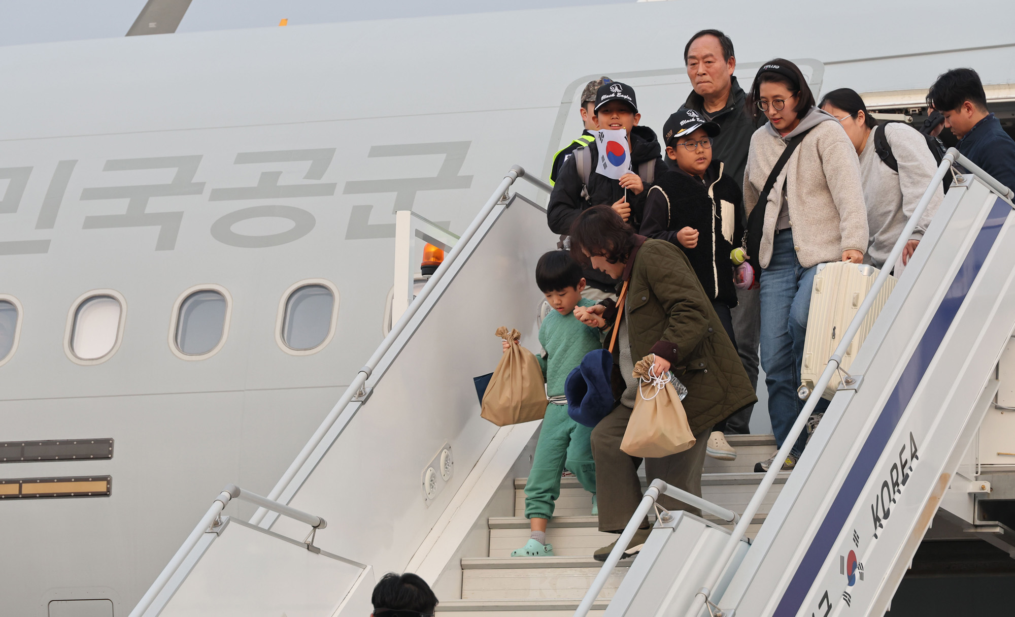 중동;교민;귀국;사막의 빛