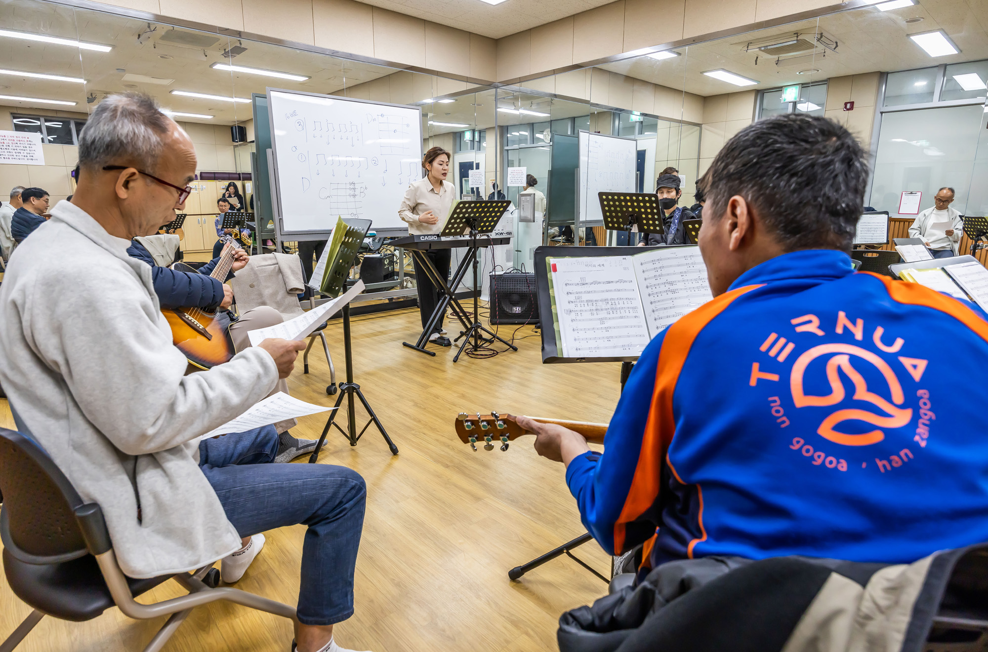 사회;세태;남성고독사;5060남성고독사;중장년1인남성가구;신정종합사회복지관;5060남성음악테라피;5060남성밴드연습