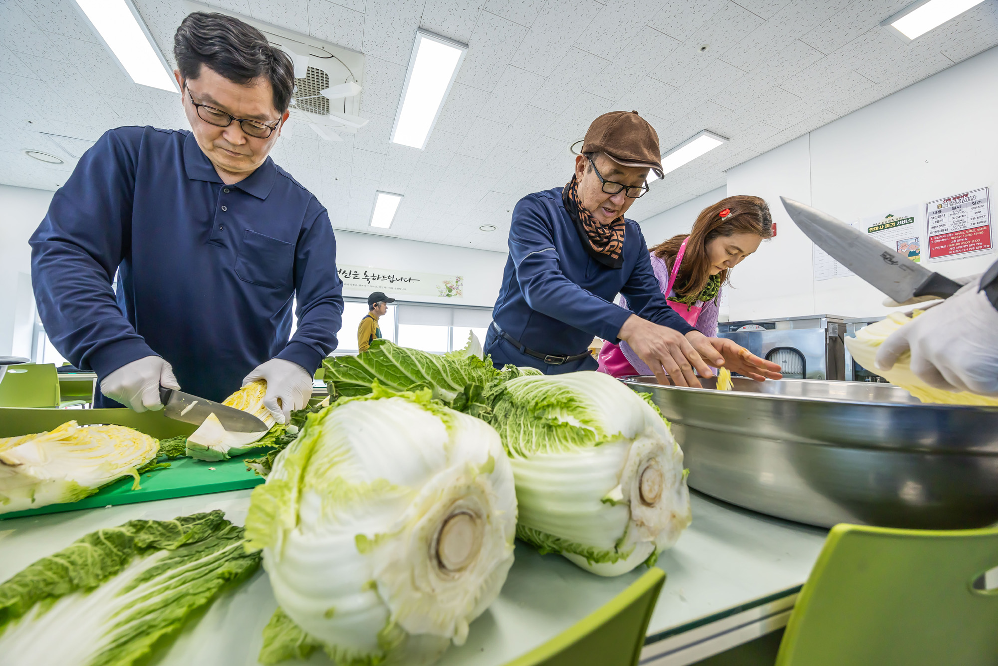 사회;세태;남성고독사;5060남성고독사;중장년1인남성가구;신정종합사회복지관;5060남성공유냉장고;5060남성반찬만들기봉사;고립가구