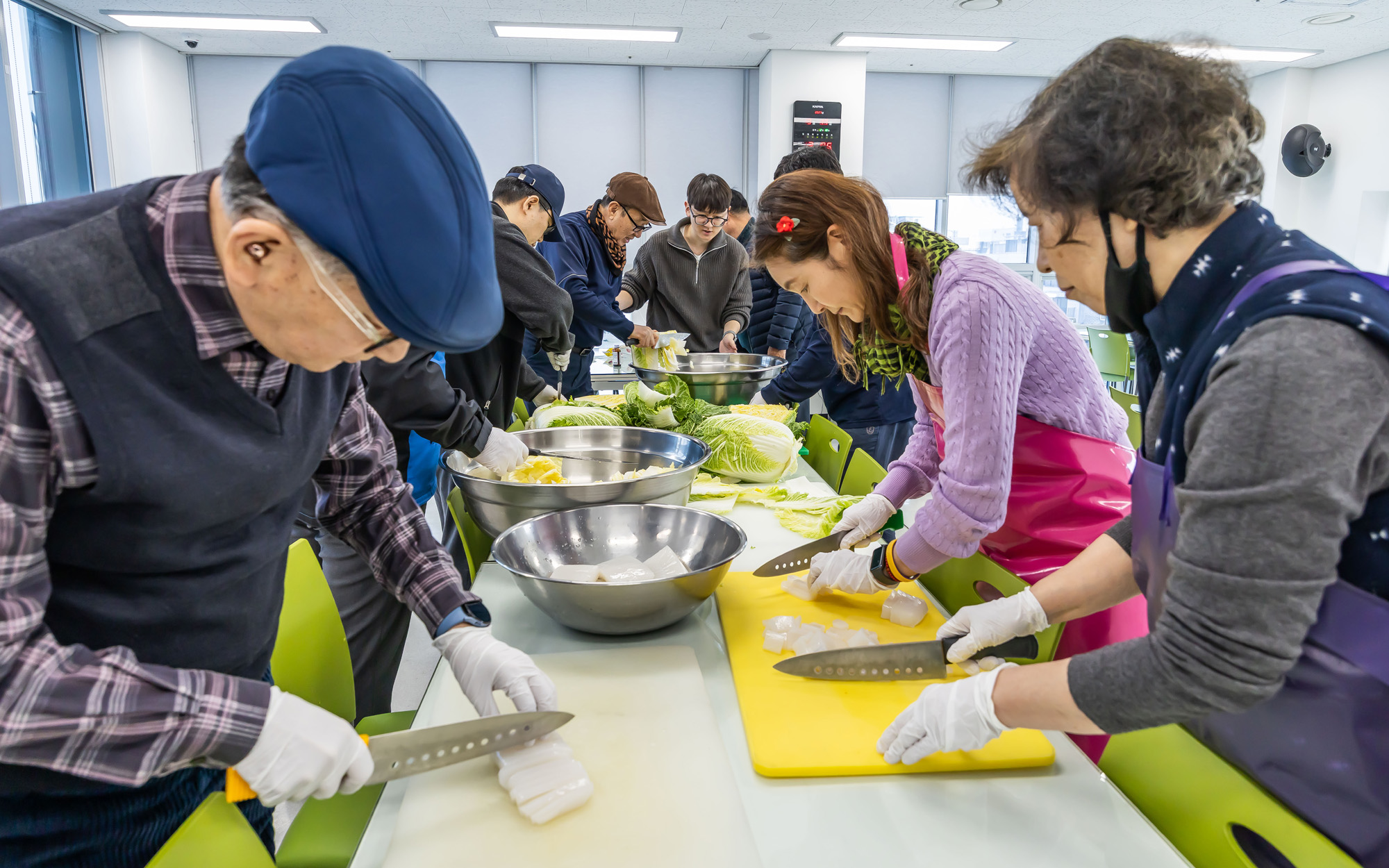 사회;세태;남성고독사;5060남성고독사;중장년1인남성가구;신정종합사회복지관;5060남성공유냉장고;5060남성반찬만들기봉사;고립가구