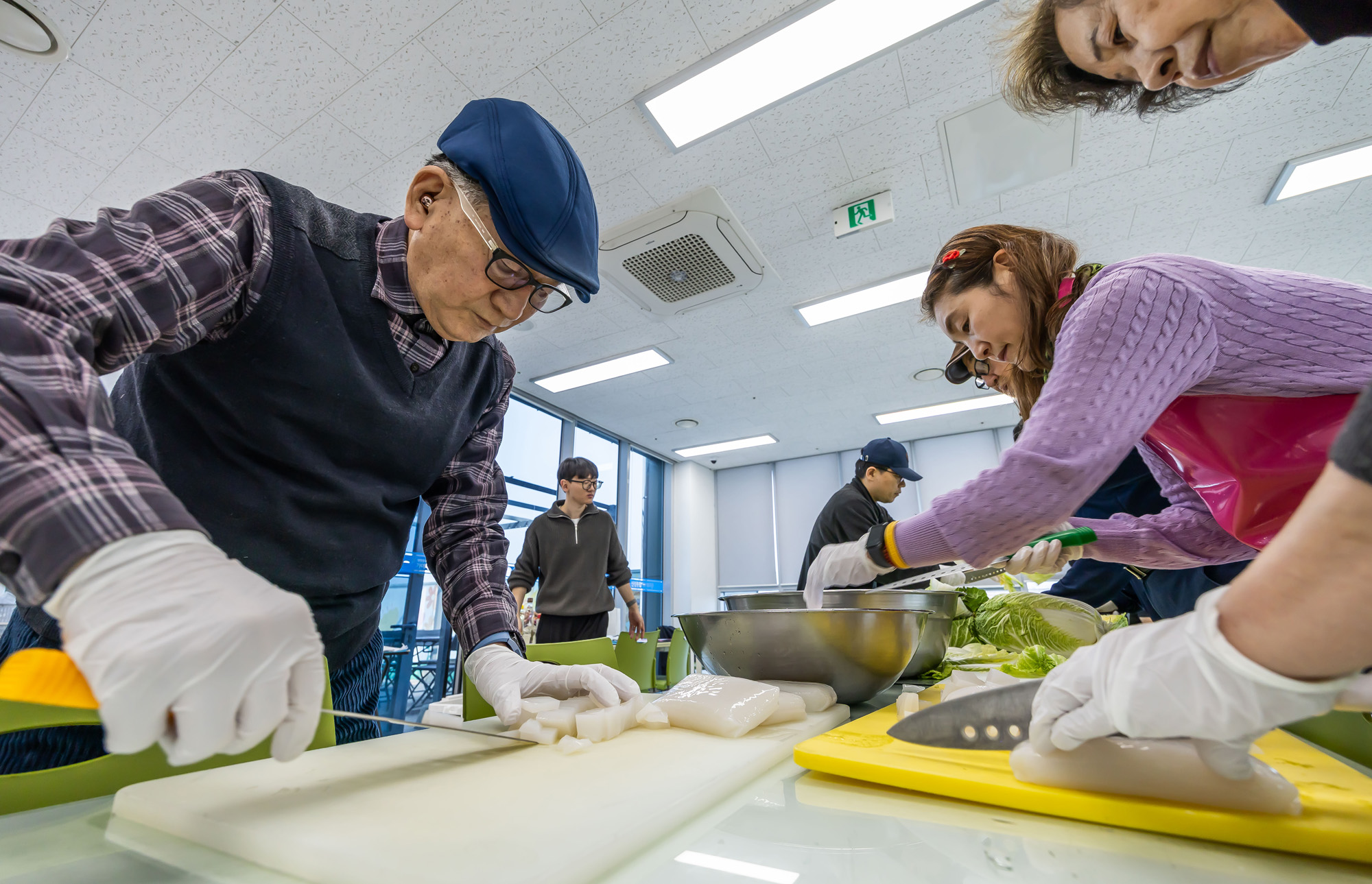 사회;세태;남성고독사;5060남성고독사;중장년1인남성가구;신정종합사회복지관;5060남성공유냉장고;5060남성반찬만들기봉사;고립가구
