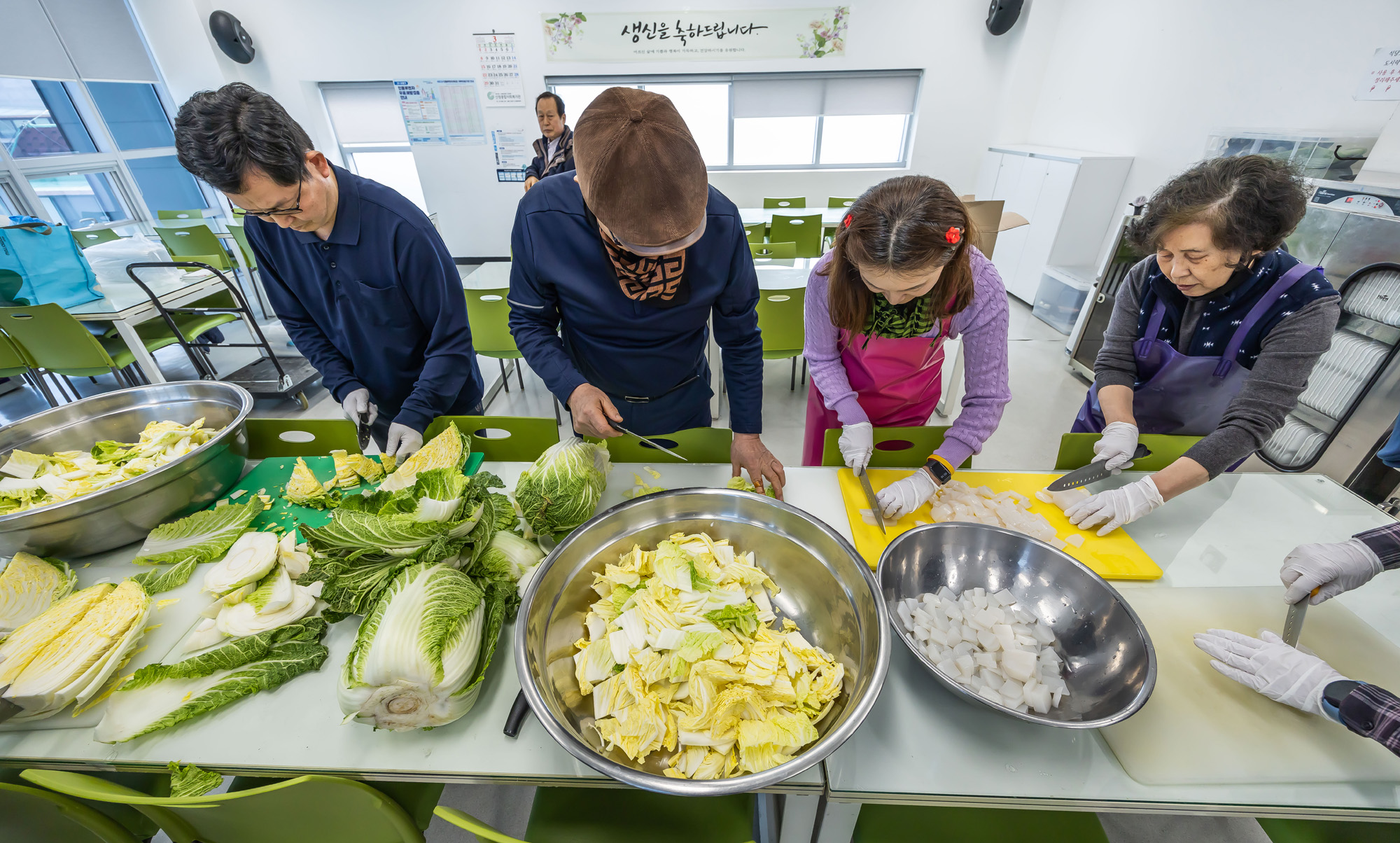 사회;세태;남성고독사;5060남성고독사;중장년1인남성가구;신정종합사회복지관;5060남성공유냉장고;5060남성반찬만들기봉사;고립가구