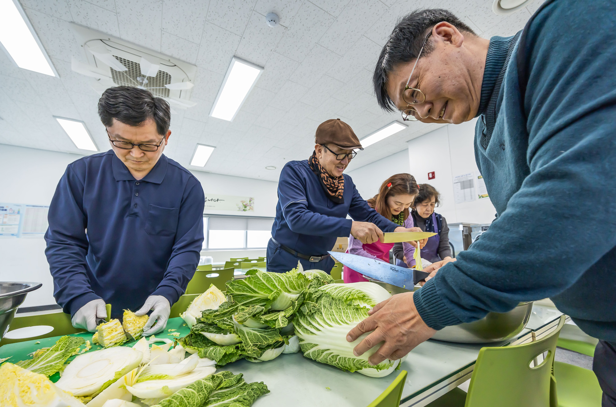 사회;세태;남성고독사;5060남성고독사;중장년1인남성가구;신정종합사회복지관;5060남성공유냉장고;5060남성반찬만들기봉사;고립가구