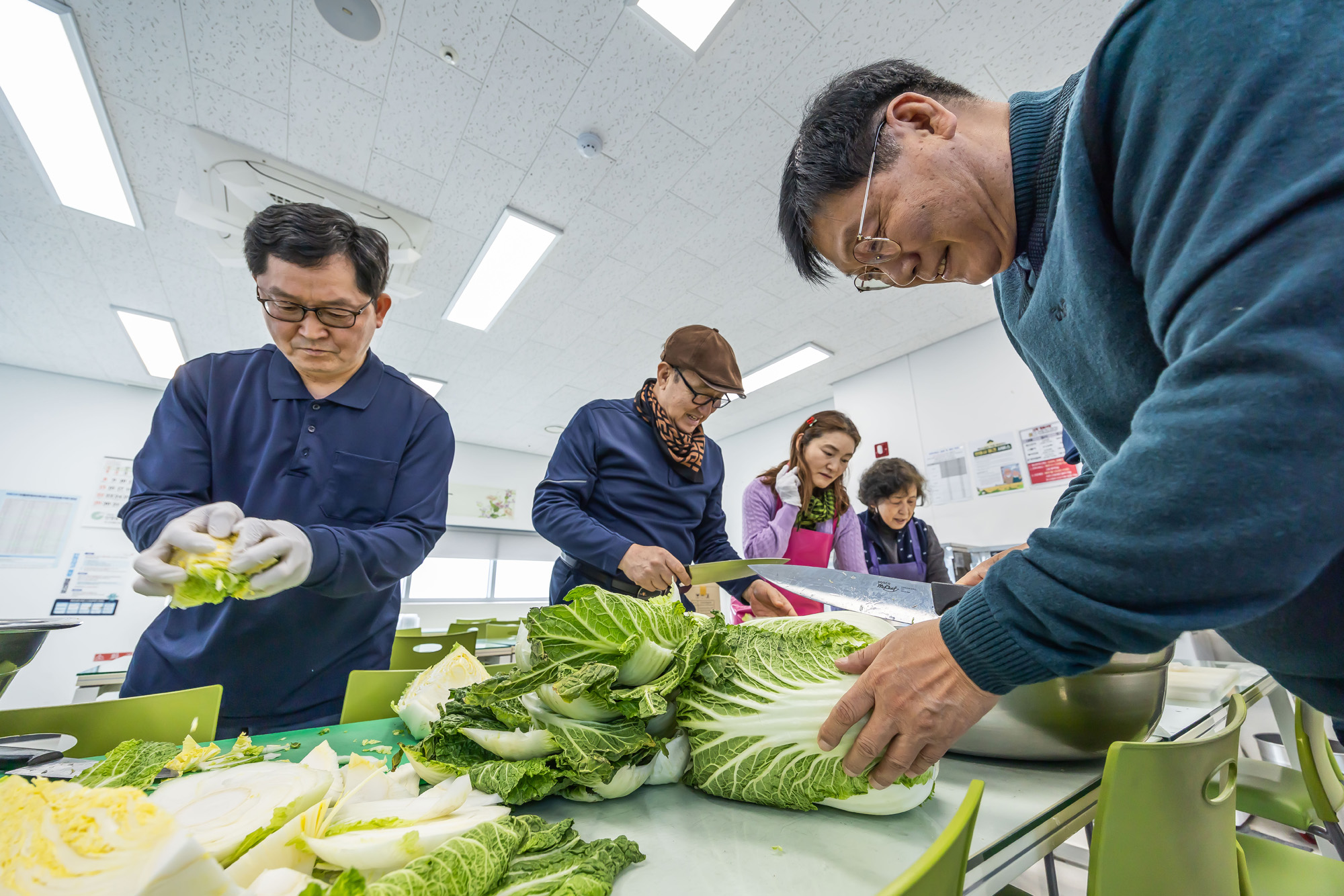 사회;세태;남성고독사;5060남성고독사;중장년1인남성가구;신정종합사회복지관;5060남성공유냉장고;5060남성반찬만들기봉사;고립가구