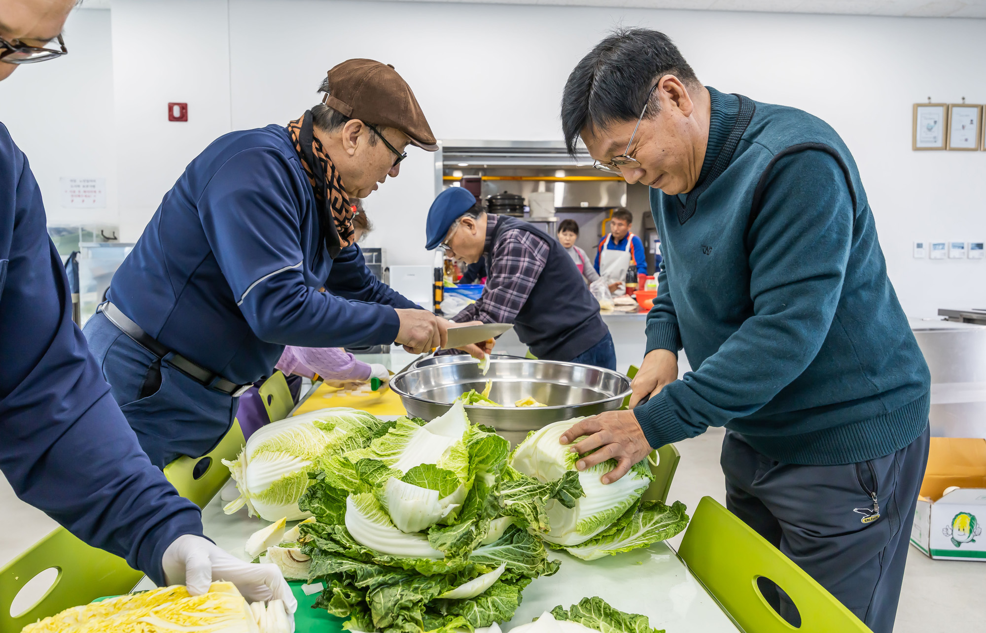 사회;세태;남성고독사;5060남성고독사;중장년1인남성가구;신정종합사회복지관;5060남성공유냉장고;5060남성반찬만들기봉사;고립가구