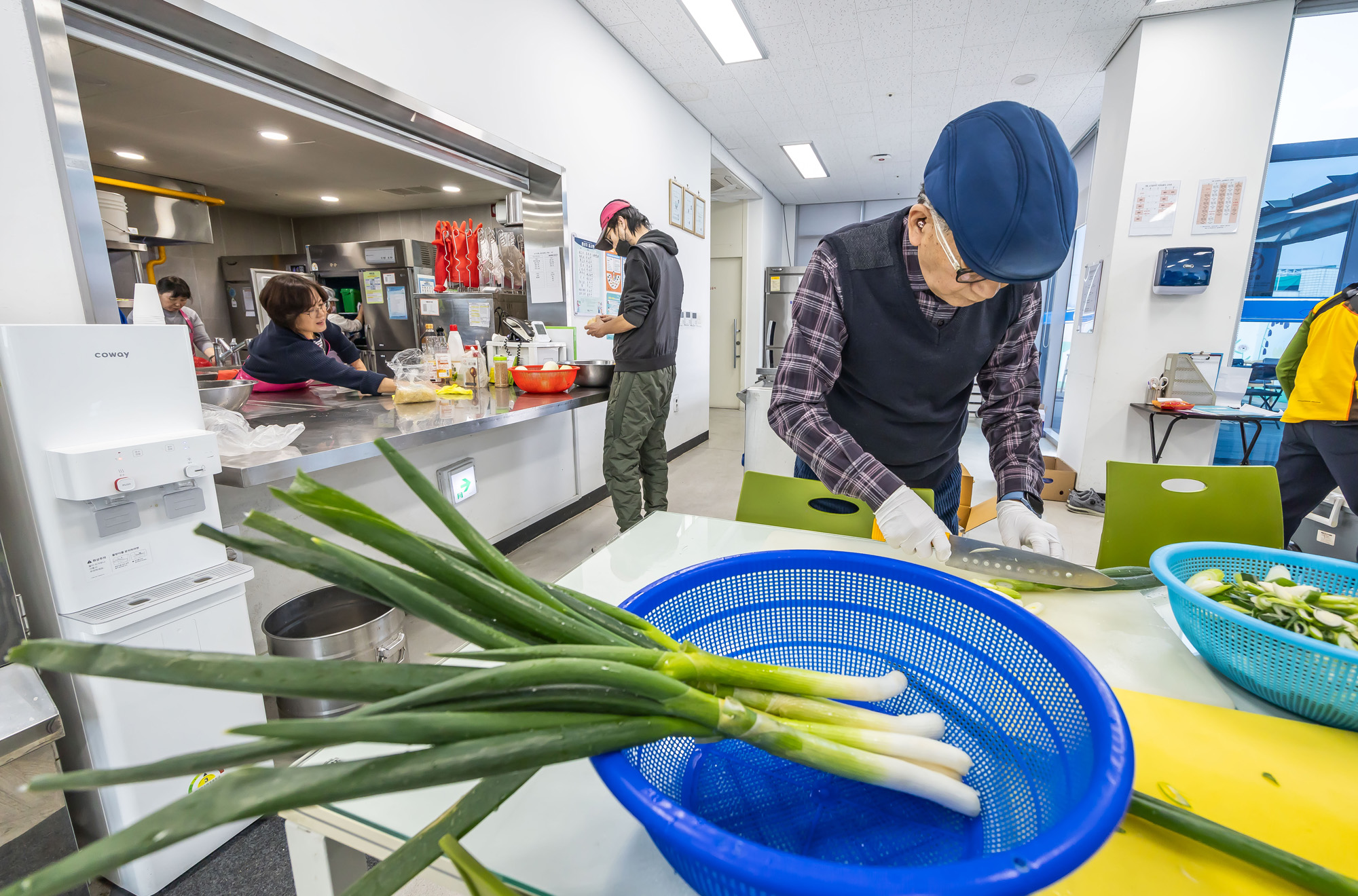 사회;세태;남성고독사;5060남성고독사;중장년1인남성가구;신정종합사회복지관;5060남성공유냉장고;5060남성반찬만들기봉사;고립가구