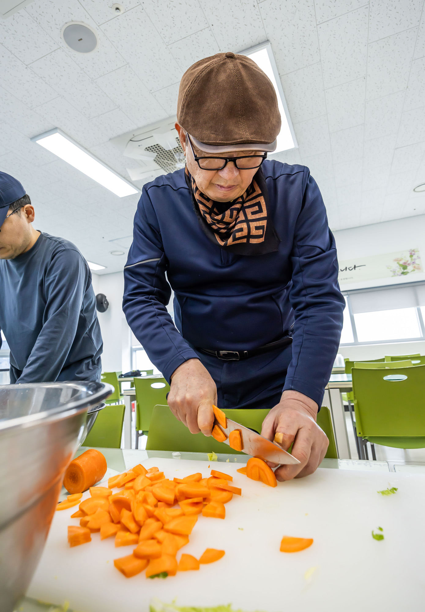 사회;세태;남성고독사;5060남성고독사;중장년1인남성가구;신정종합사회복지관;5060남성공유냉장고;5060남성반찬만들기봉사;고립가구