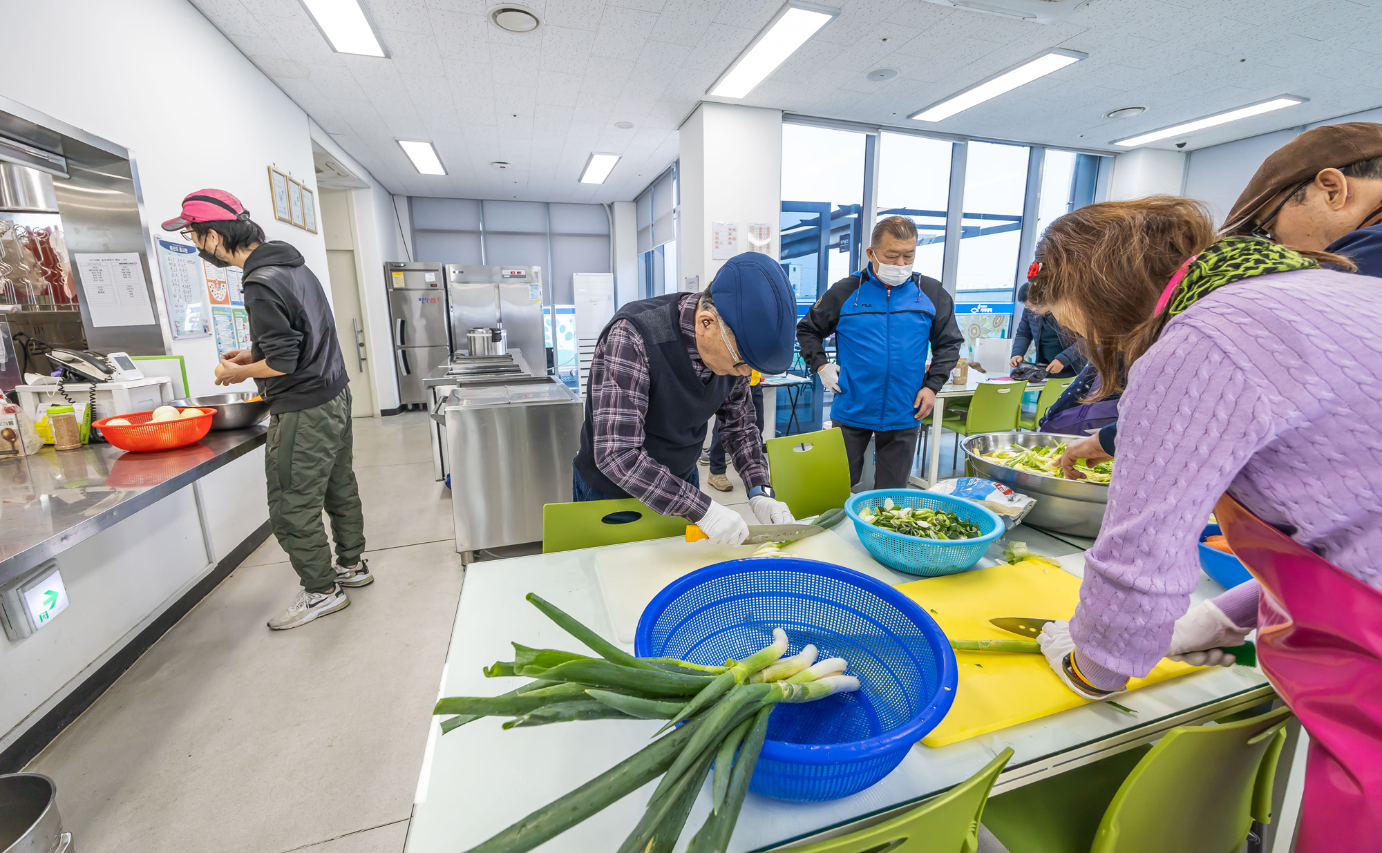 사회;세태;남성고독사;5060남성고독사;중장년1인남성가구;신정종합사회복지관;5060남성공유냉장고;5060남성반찬만들기봉사;고립가구