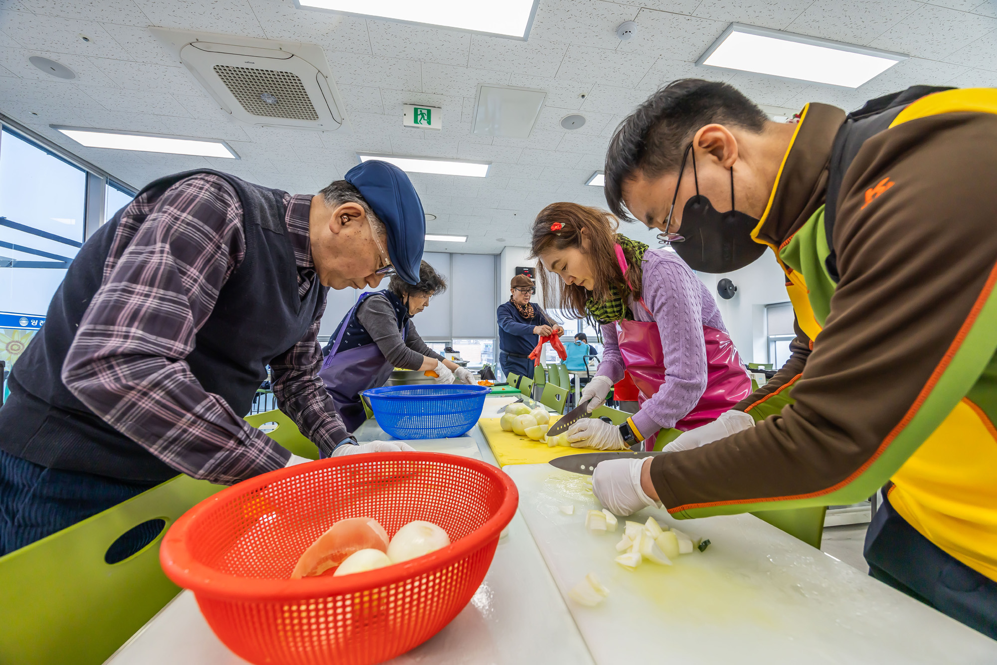 사회;세태;남성고독사;5060남성고독사;중장년1인남성가구;신정종합사회복지관;5060남성공유냉장고;5060남성반찬만들기봉사;고립가구