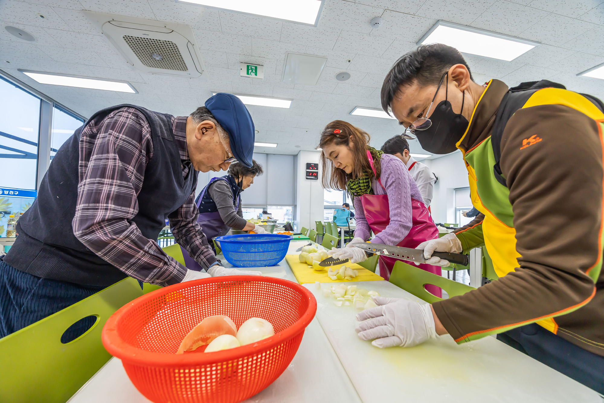 사회;세태;남성고독사;5060남성고독사;중장년1인남성가구;신정종합사회복지관;5060남성공유냉장고;5060남성반찬만들기봉사;고립가구