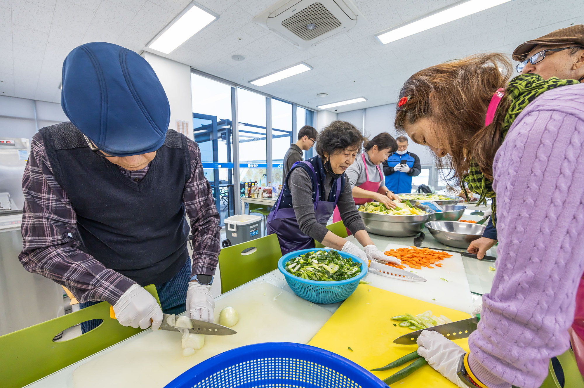 사회;세태;남성고독사;5060남성고독사;중장년1인남성가구;신정종합사회복지관;5060남성공유냉장고;5060남성반찬만들기봉사;고립가구
