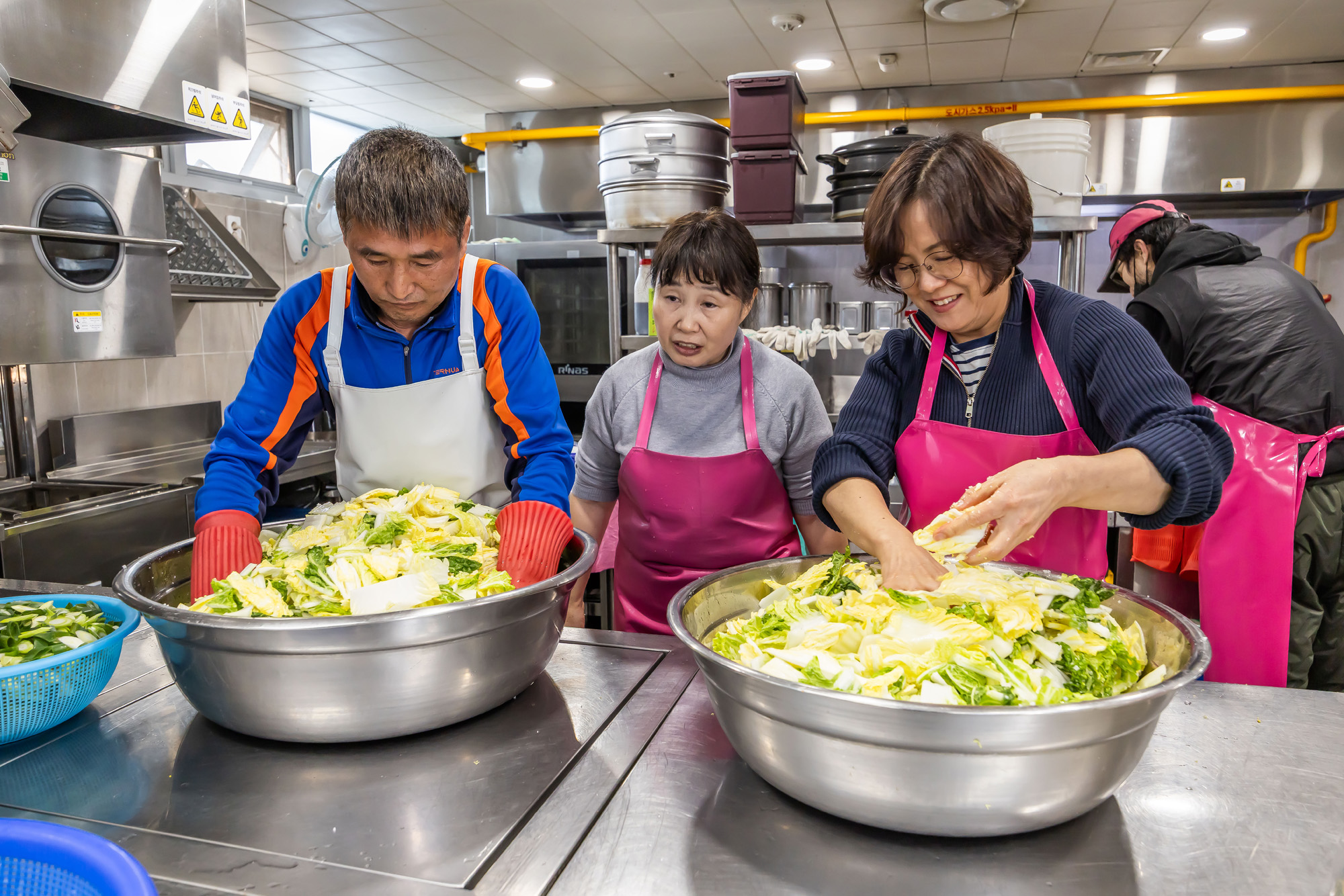 사회;세태;남성고독사;5060남성고독사;중장년1인남성가구;신정종합사회복지관;5060남성공유냉장고;5060남성반찬만들기봉사;고립가구