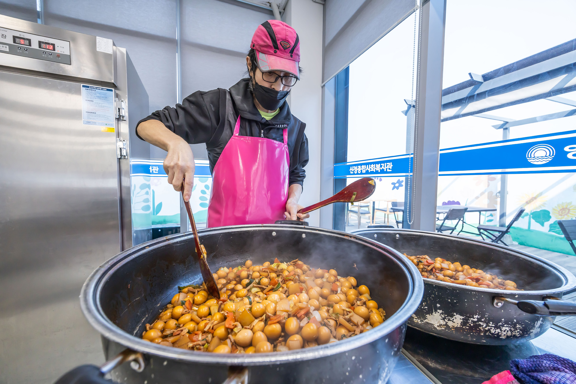 사회;세태;남성고독사;5060남성고독사;중장년1인남성가구;신정종합사회복지관;5060남성공유냉장고;5060남성반찬만들기봉사;고립가구