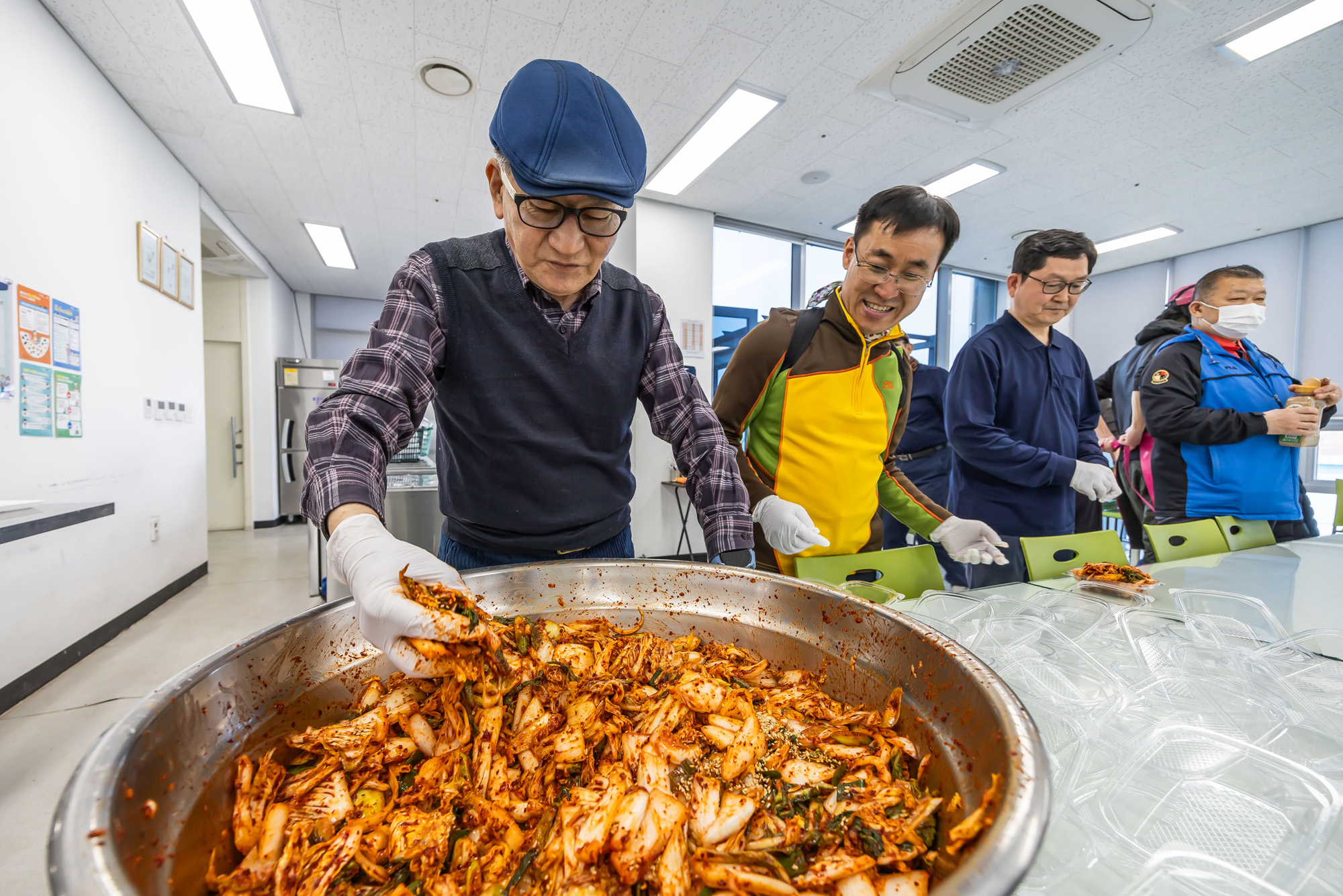 사회;세태;남성고독사;5060남성고독사;중장년1인남성가구;신정종합사회복지관;5060남성공유냉장고;5060남성반찬만들기봉사;고립가구