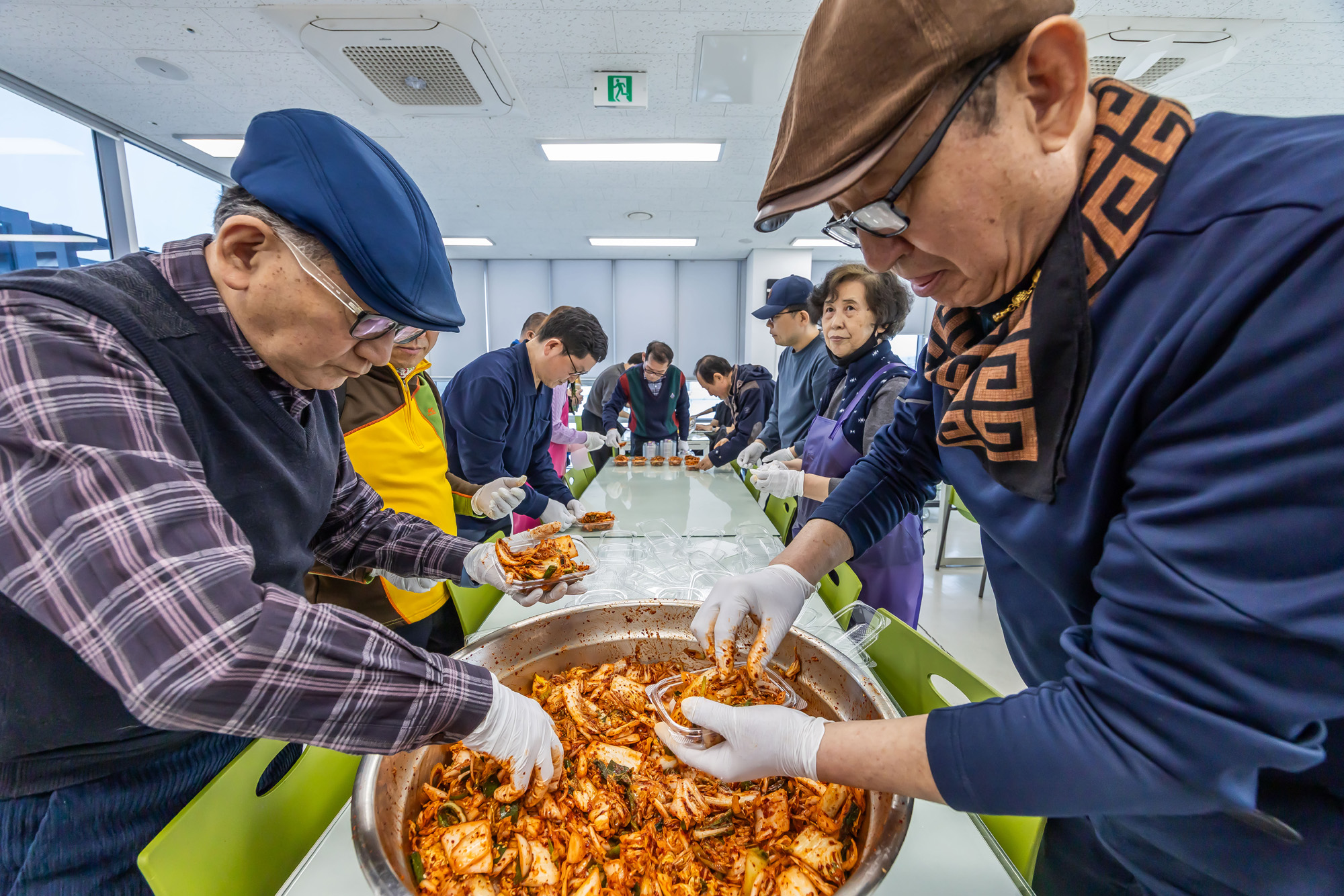 사회;세태;남성고독사;5060남성고독사;중장년1인남성가구;신정종합사회복지관;5060남성공유냉장고;5060남성반찬만들기봉사;고립가구