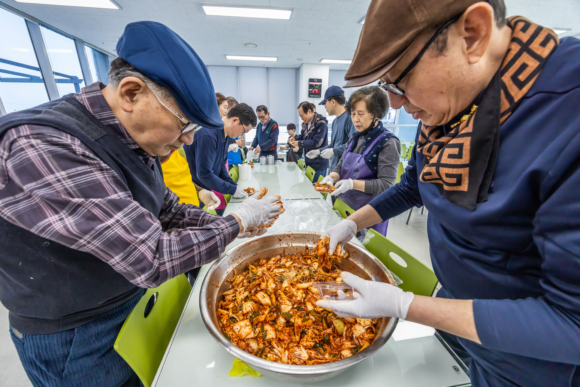 사회;세태;남성고독사;5060남성고독사;중장년1인남성가구;신정종합사회복지관;5060남성공유냉장고;5060남성반찬만들기봉사;고립가구