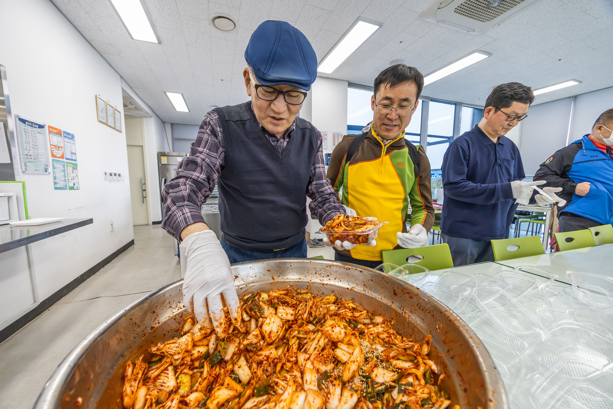 사회;세태;남성고독사;5060남성고독사;중장년1인남성가구;신정종합사회복지관;5060남성공유냉장고;5060남성반찬만들기봉사;고립가구