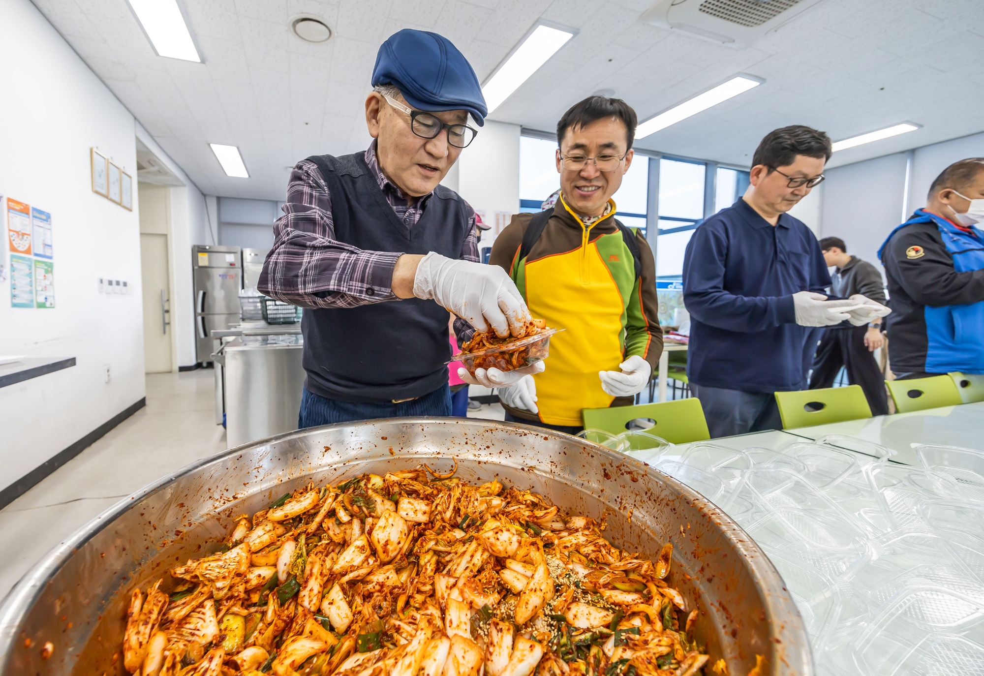 사회;세태;남성고독사;5060남성고독사;중장년1인남성가구;신정종합사회복지관;5060남성공유냉장고;5060남성반찬만들기봉사;고립가구