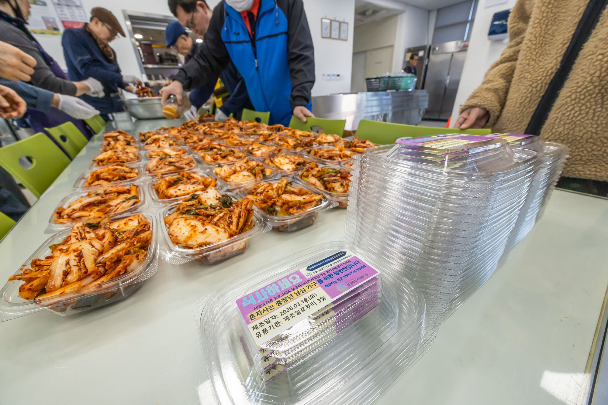 사회;세태;남성고독사;5060남성고독사;중장년1인남성가구;신정종합사회복지관;5060남성공유냉장고;5060남성반찬만들기봉사;고립가구