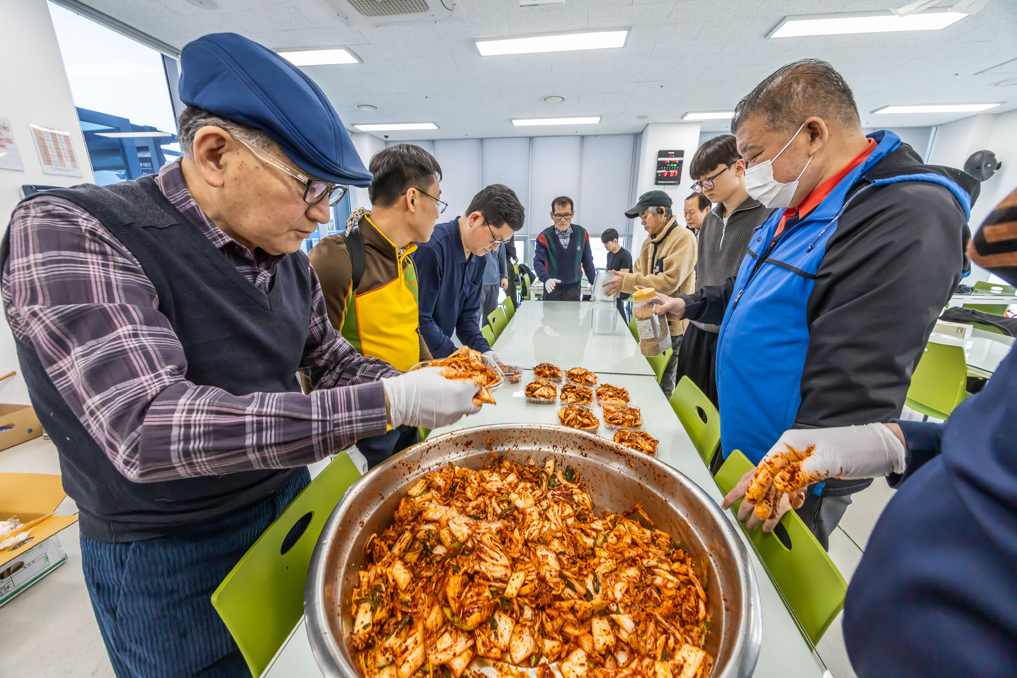 사회;세태;남성고독사;5060남성고독사;중장년1인남성가구;신정종합사회복지관;5060남성공유냉장고;5060남성반찬만들기봉사;고립가구