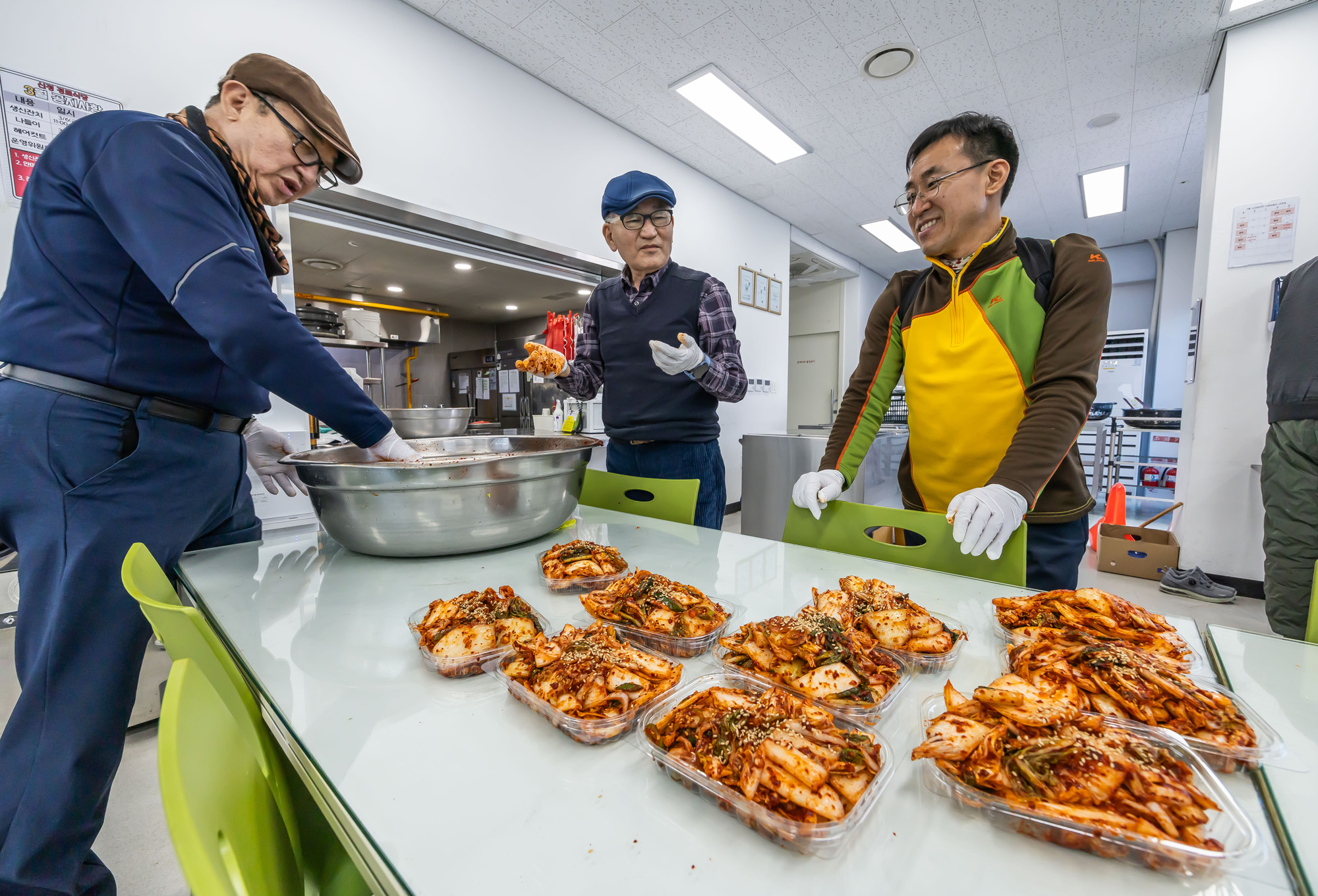 사회;세태;남성고독사;5060남성고독사;중장년1인남성가구;신정종합사회복지관;5060남성공유냉장고;5060남성반찬만들기봉사;고립가구