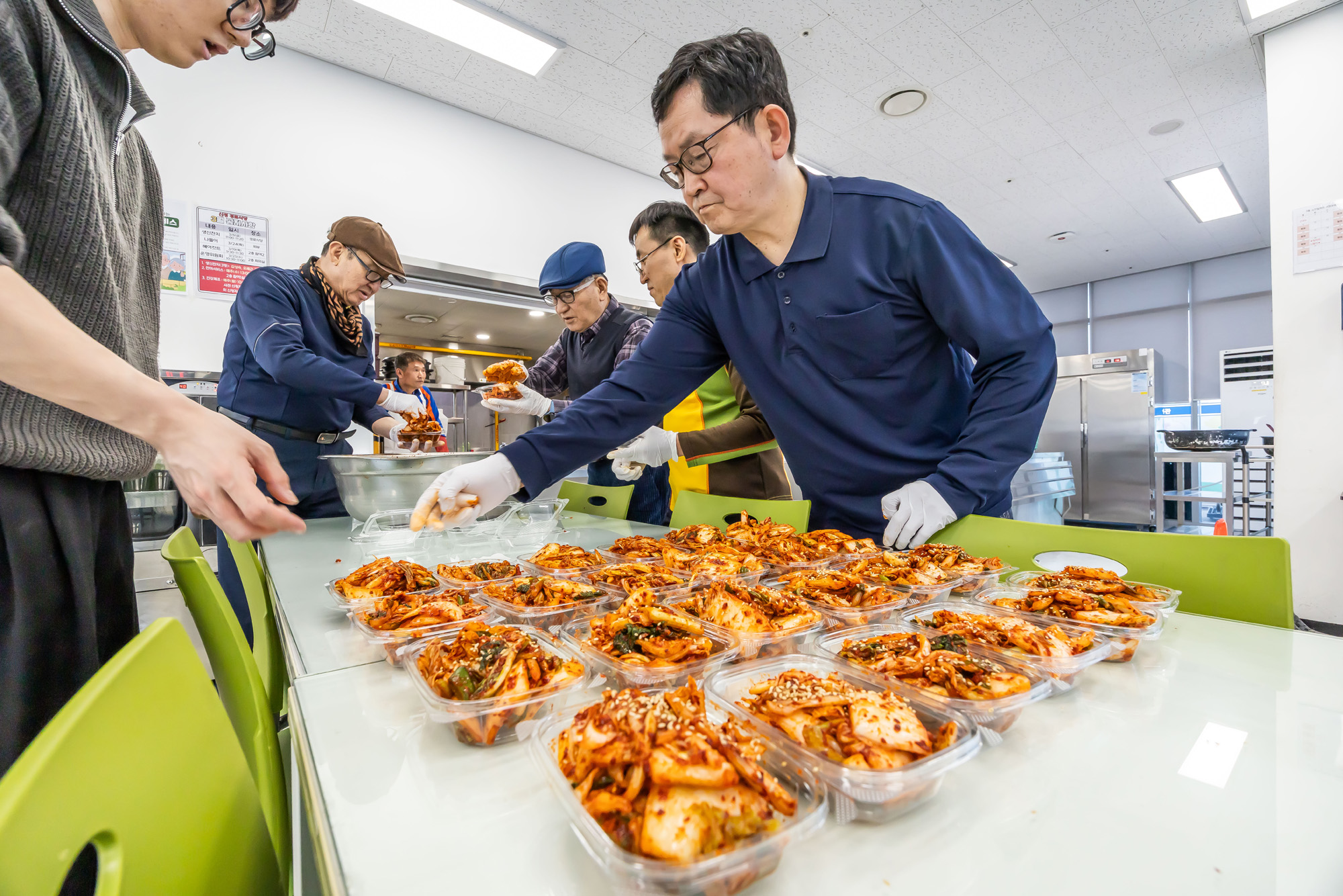 사회;세태;남성고독사;5060남성고독사;중장년1인남성가구;신정종합사회복지관;5060남성공유냉장고;5060남성반찬만들기봉사;고립가구