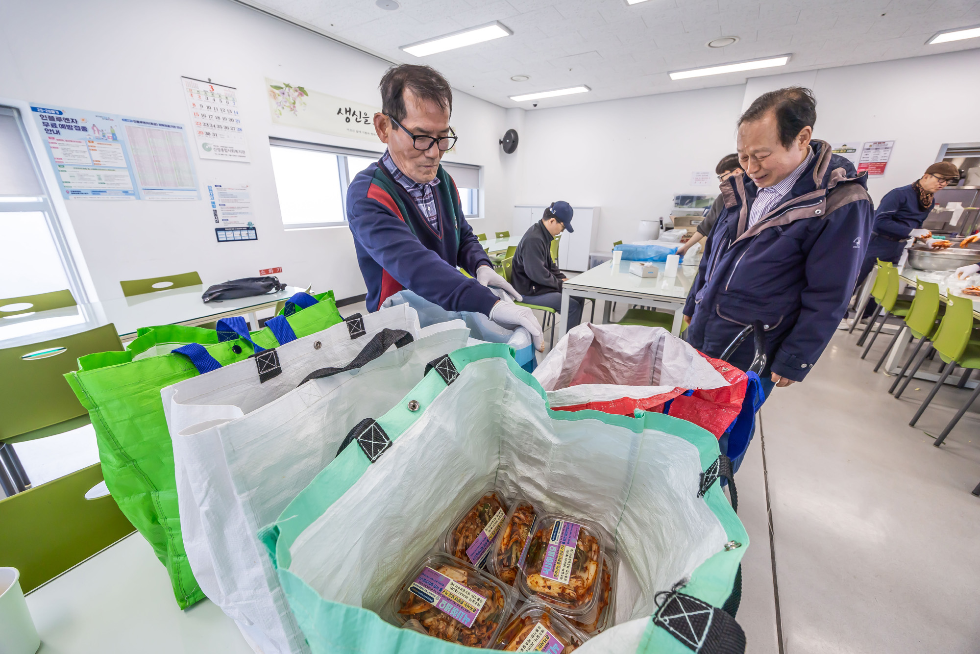 사회;세태;남성고독사;5060남성고독사;중장년1인남성가구;신정종합사회복지관;5060남성공유냉장고;5060남성반찬만들기봉사;고립가구