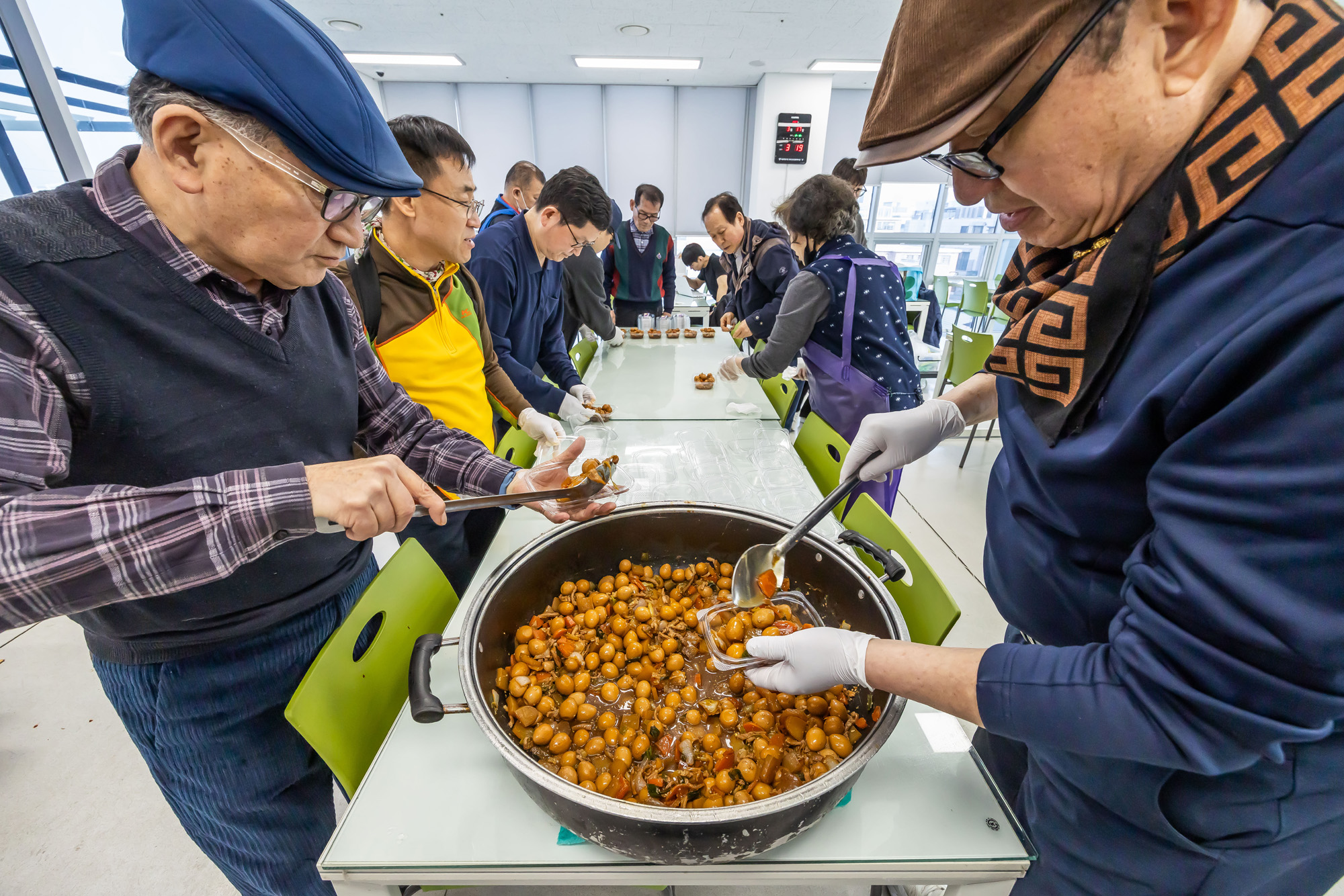 사회;세태;남성고독사;5060남성고독사;중장년1인남성가구;신정종합사회복지관;5060남성공유냉장고;5060남성반찬만들기봉사;고립가구