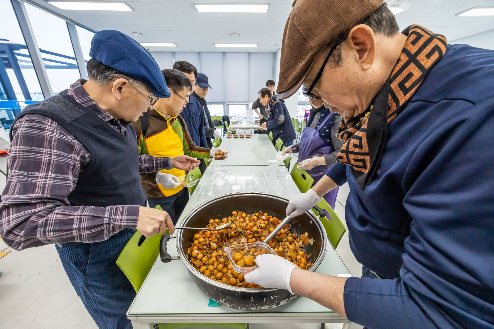 사회;세태;남성고독사;5060남성고독사;중장년1인남성가구;신정종합사회복지관;5060남성공유냉장고;5060남성반찬만들기봉사;고립가구