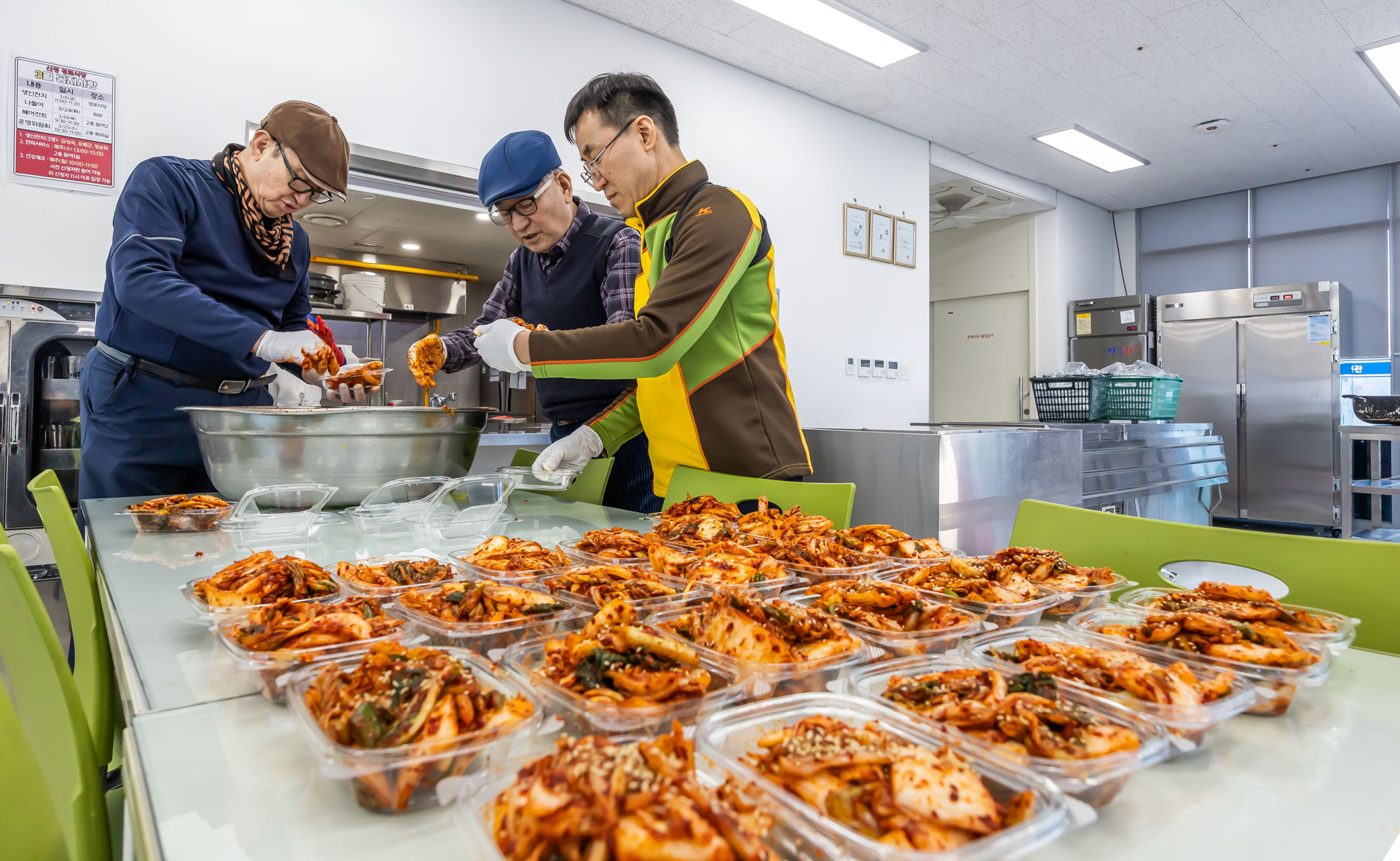 사회;세태;남성고독사;5060남성고독사;중장년1인남성가구;신정종합사회복지관;5060남성공유냉장고;5060남성반찬만들기봉사;고립가구
