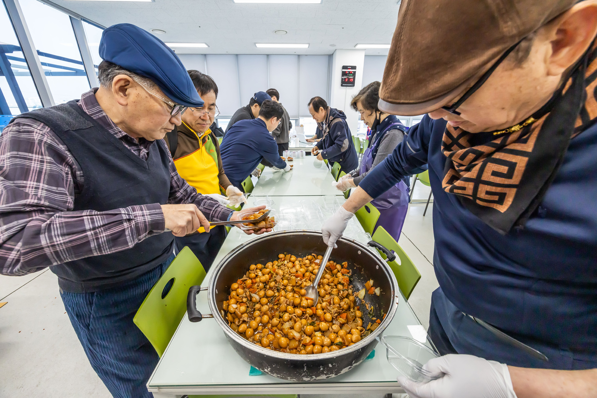 사회;세태;남성고독사;5060남성고독사;중장년1인남성가구;신정종합사회복지관;5060남성공유냉장고;5060남성반찬만들기봉사;고립가구